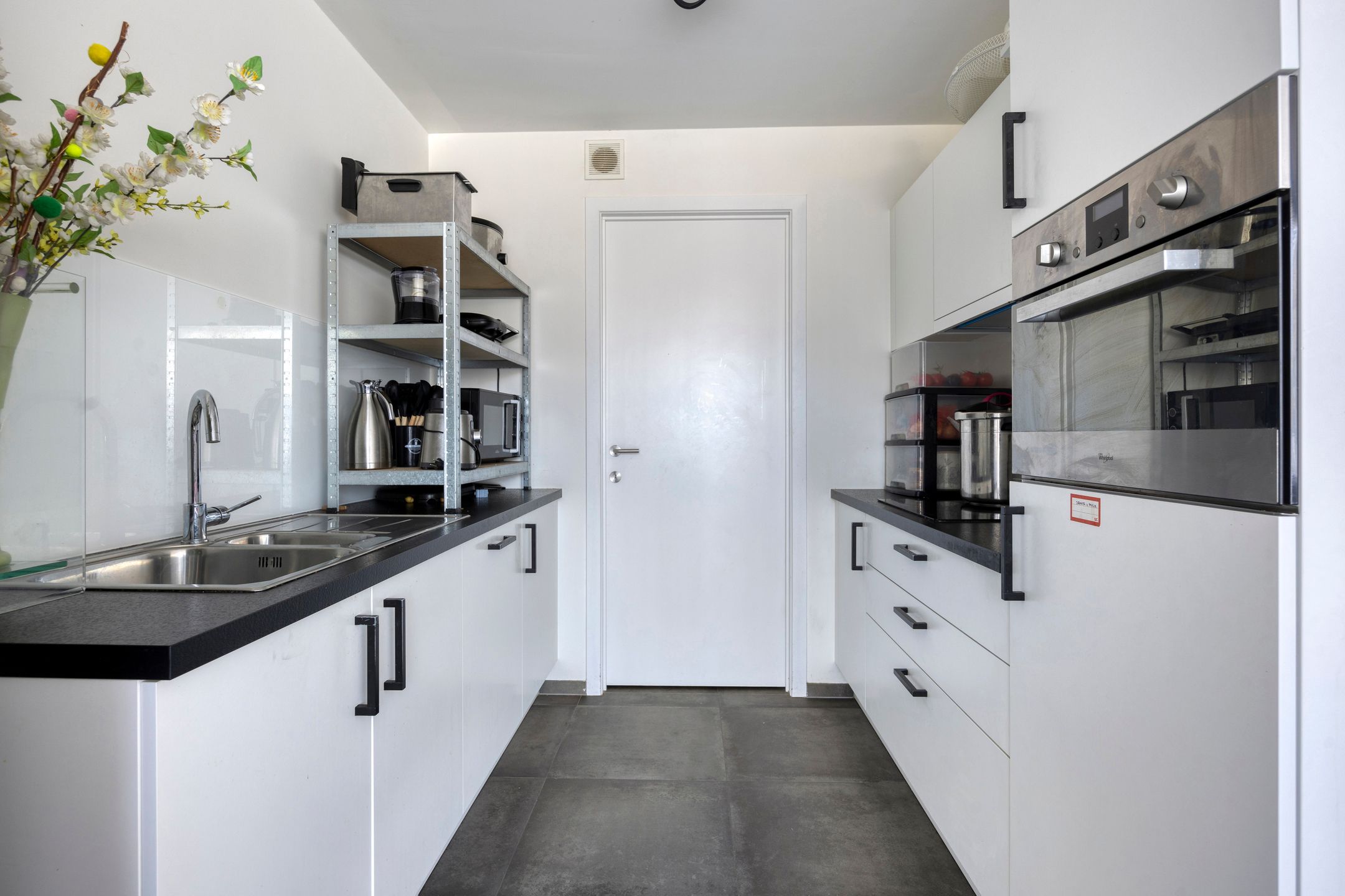 Recent appartement met 2 slaapkamers & parking foto 8