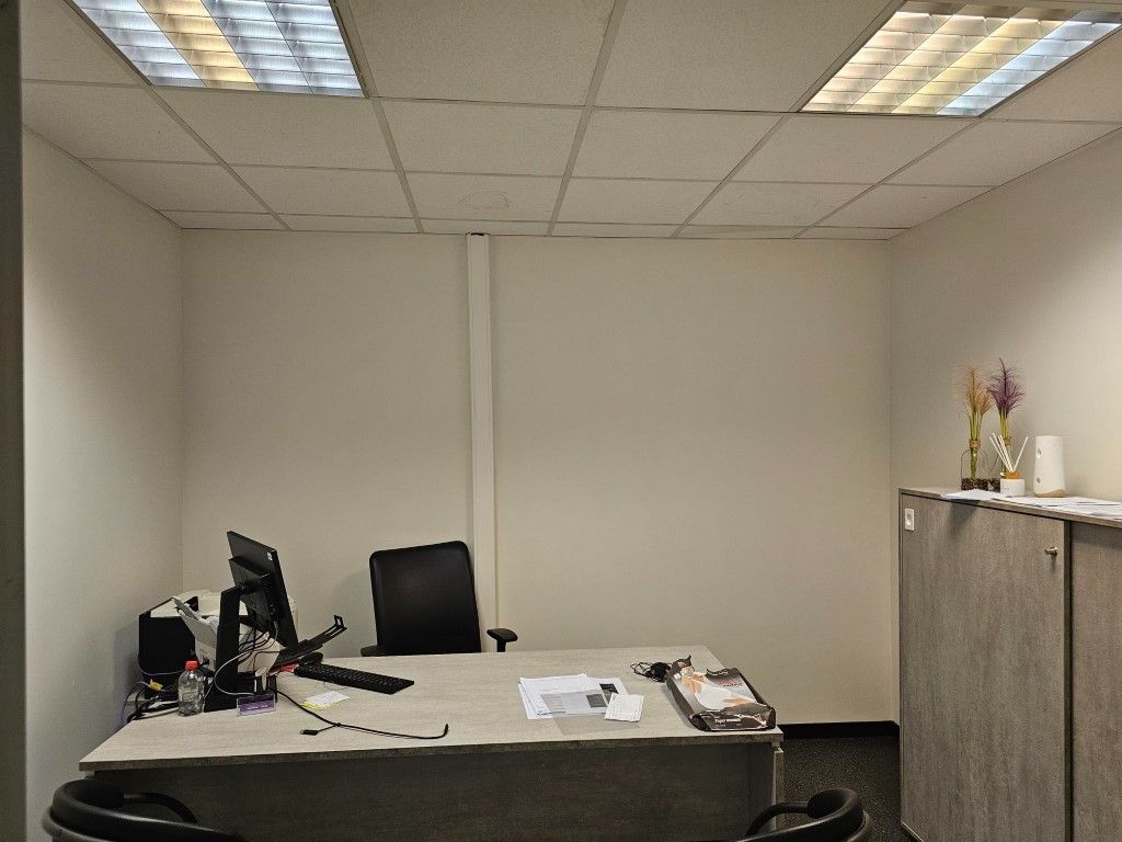 Aantrekkelijk handelspand van 200 m² met een gunstige ligging in het commercieel centrum Pauwengraaf. foto 4