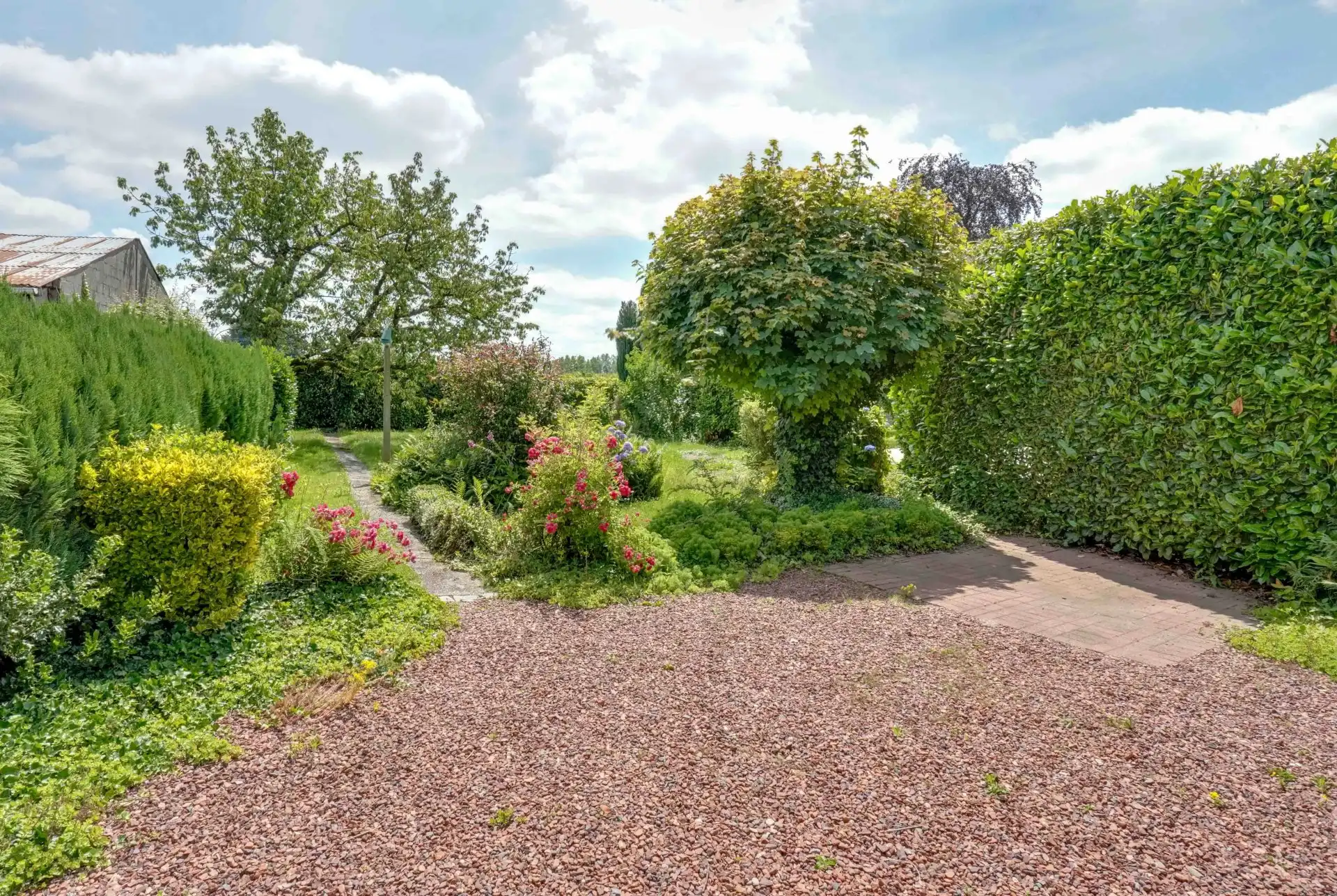 Ruime gezinswoning met tuin foto 23
