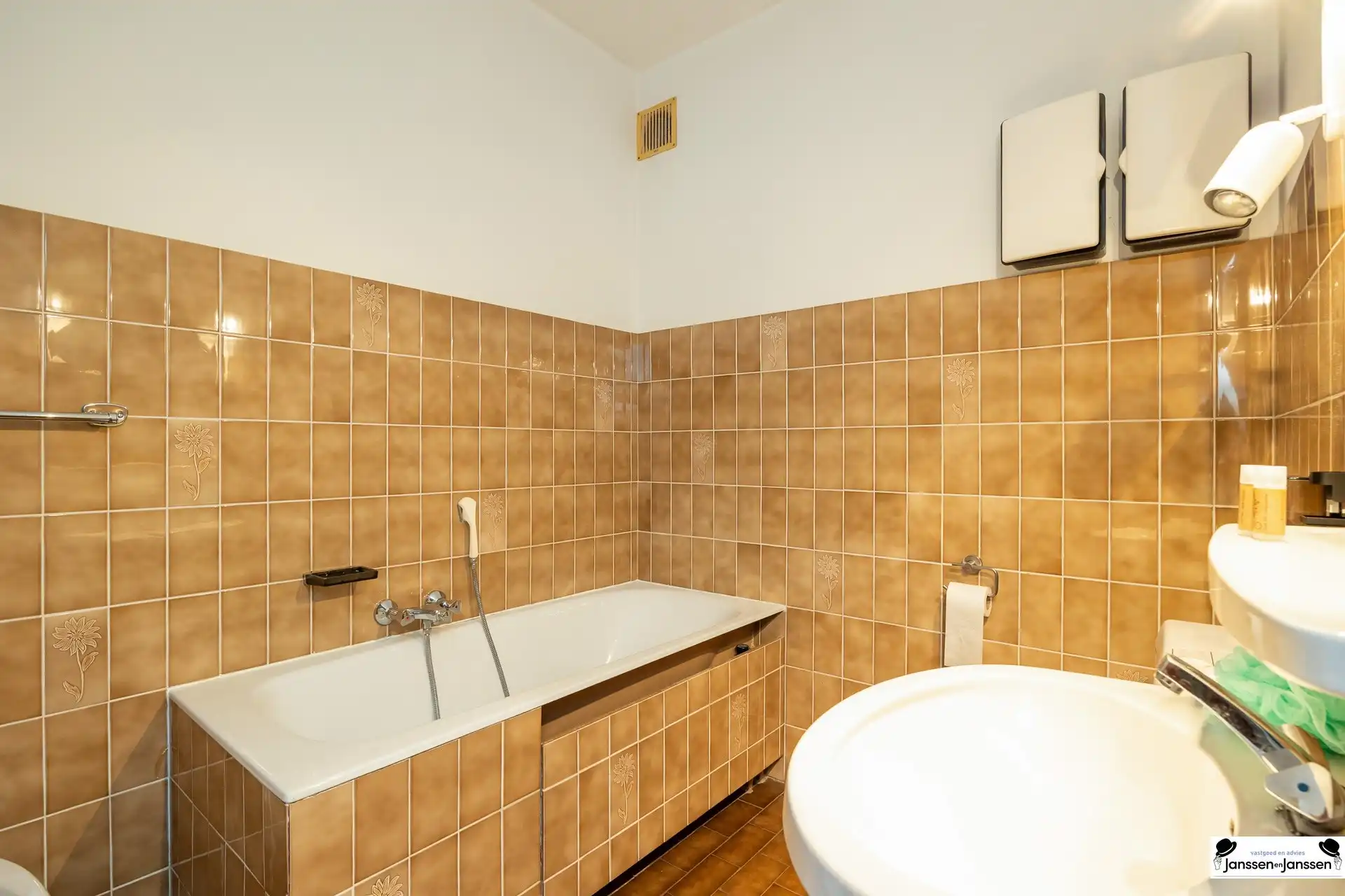 Lichtrijke gezinswoning met tuin in een rustige wijk! foto 12