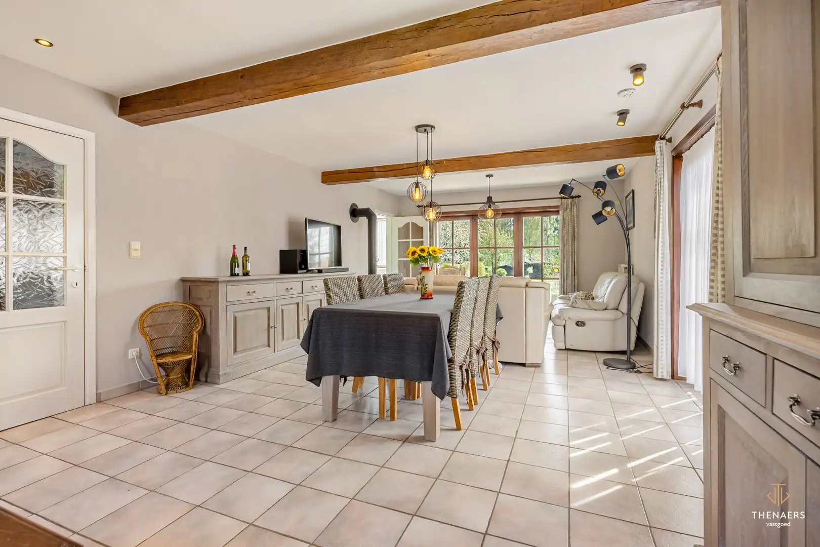 Ruime halfopen woning met 3 slaapkamers en prachtige tuin. foto 6