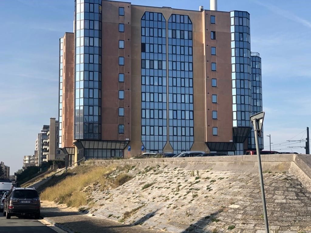 Zonnig appartement van maar liefst 105 m2 met twee slaapkamers MET zijdelings zeezicht  en  ZONNIG TERRAS aan de slaapkamers.   Super grote living !  foto 1