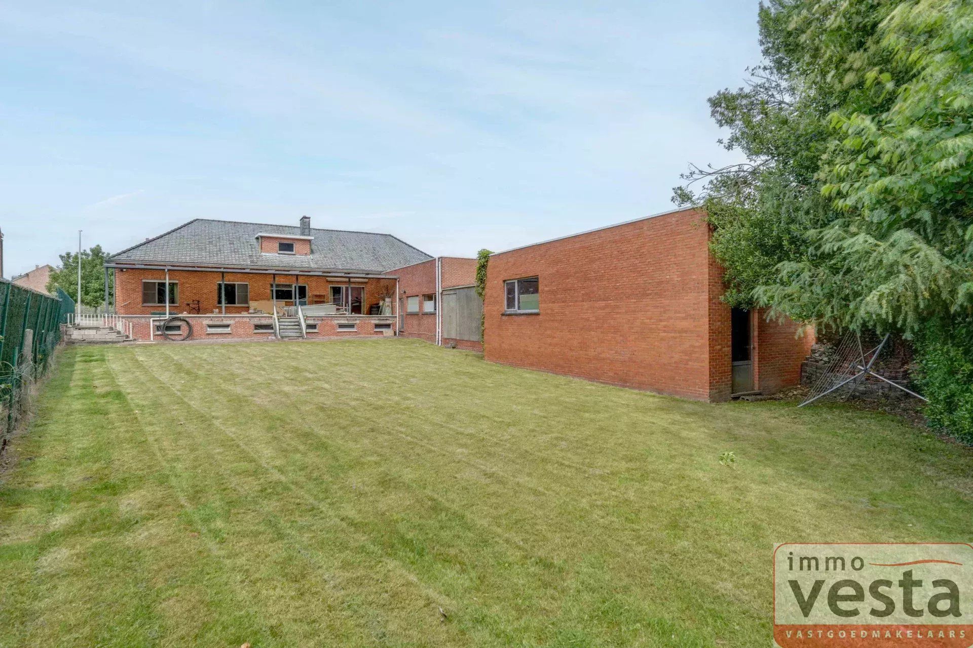 Ruime, op te knappen villa met handelsruimte foto 31