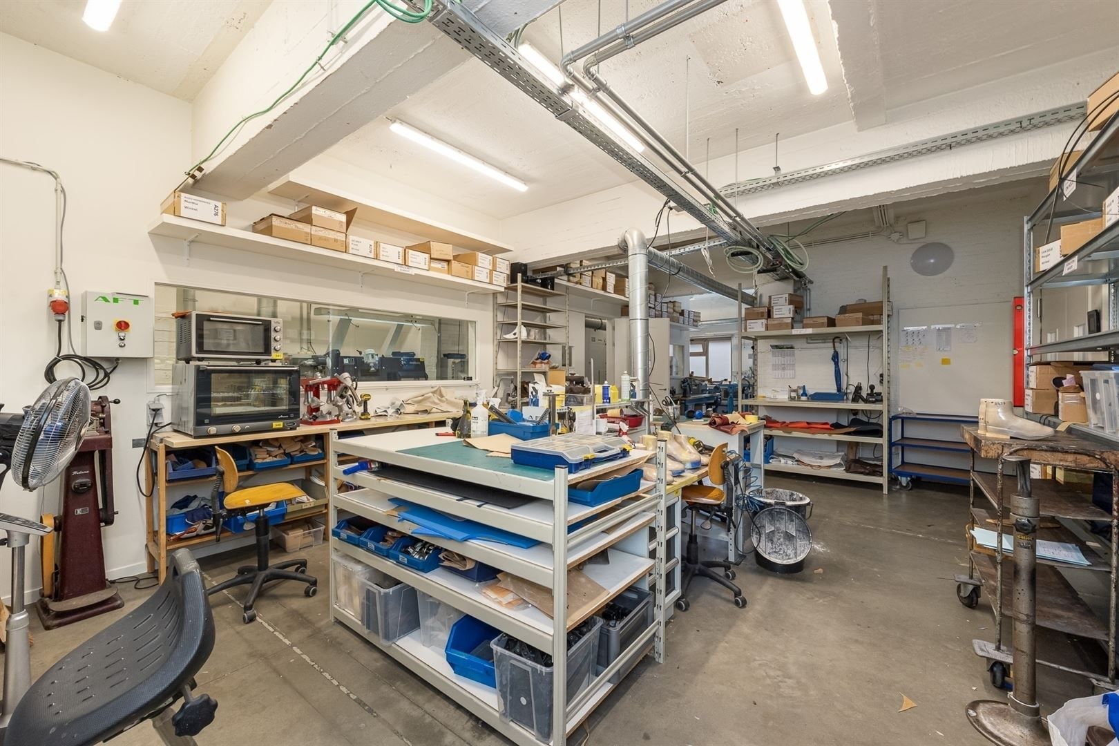 Uitstekend gelegen winkelpand met twee toegangen foto 14