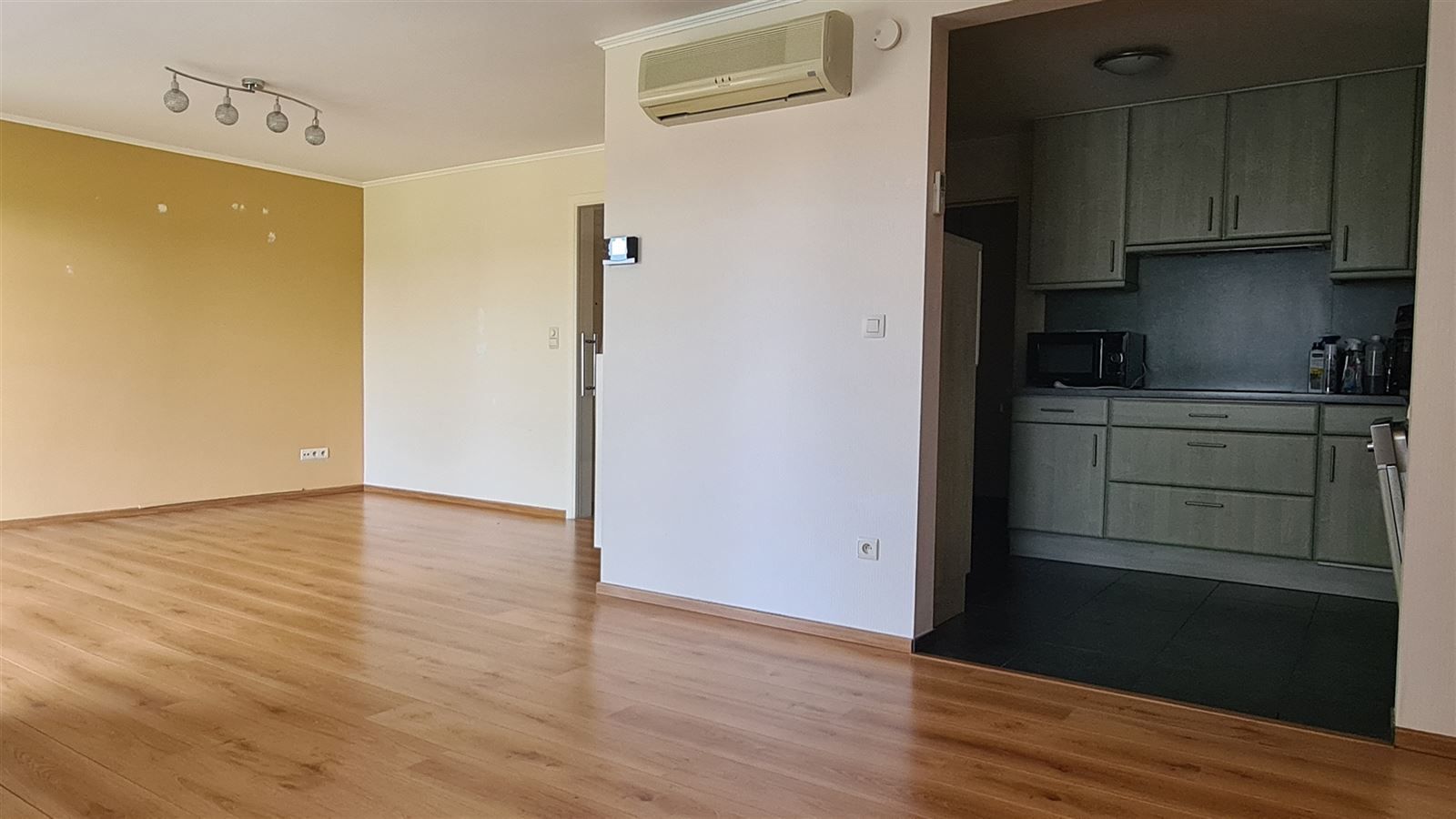 Ruim appartement in centrum Munsterbilzen foto 3