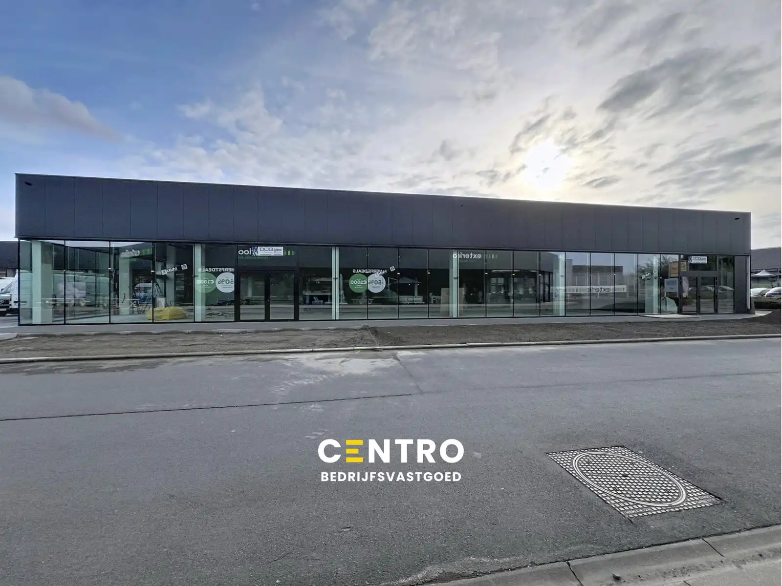 Vernieuwde baanwinkel (450m²) te huur in hét bruisende MAMMOETCENTER van Roeselare ! foto {{pictureIndex}}