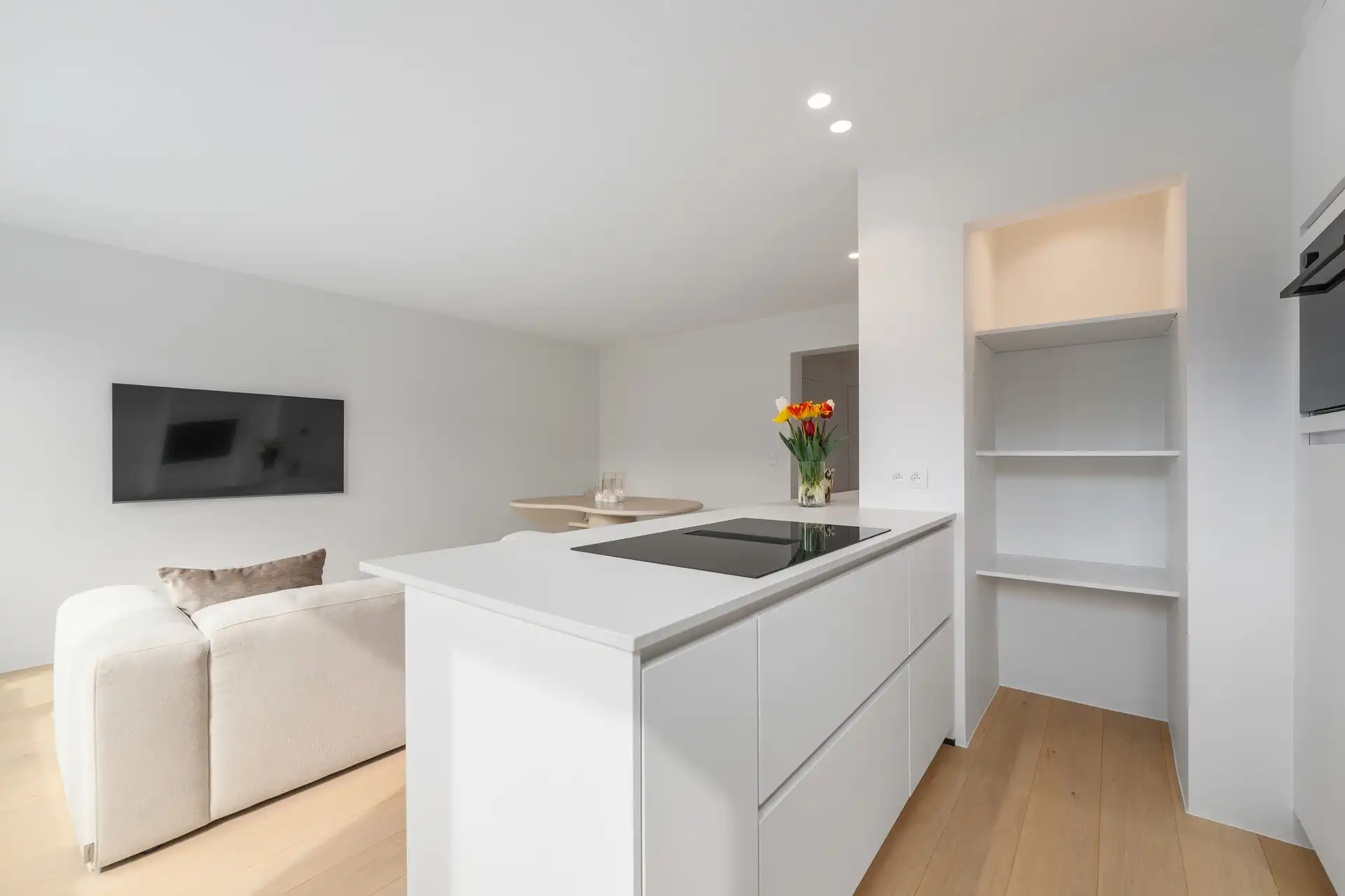 Tot in de puntjes gerenoveerd appartement foto 5