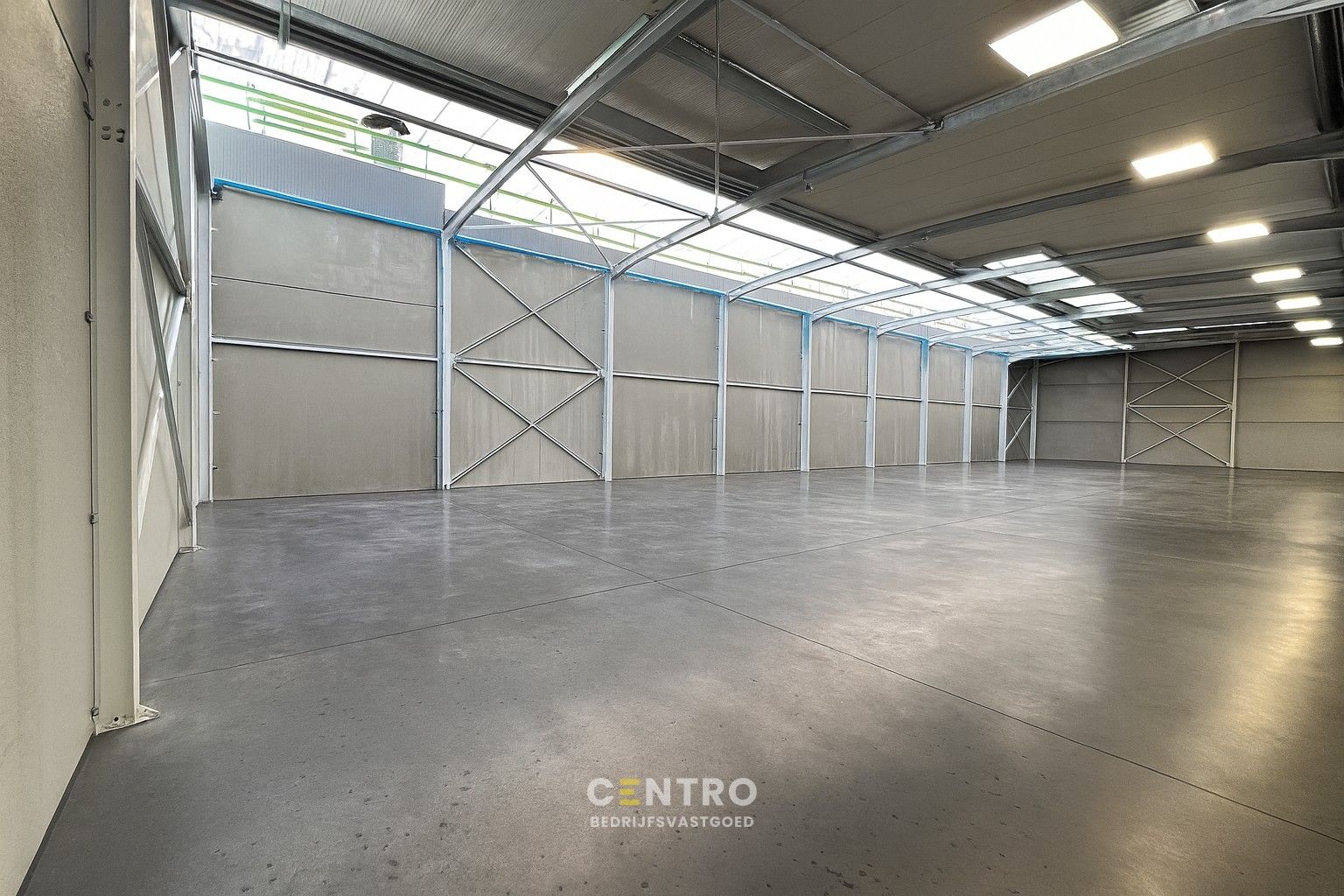 NB OPSLAGRUIMTE (237m²), met hoge sectionaalpoort en private parkeerplaats voor de deur. Op industriezone "Herdersbrug" te 8000 Brugge. foto 2