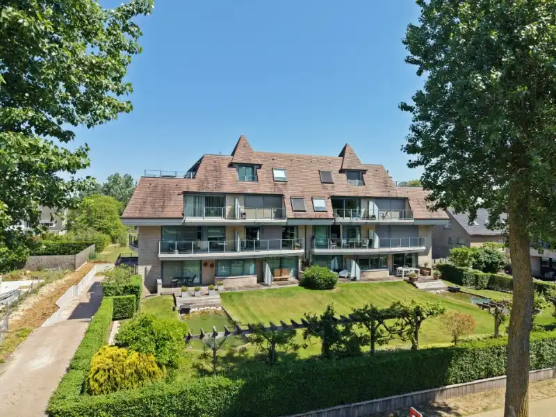 LUXUEUS WOONAPPARTEMENT IN OOSTDUINKERKE MET GARAGE ÉN PARKING foto {{pictureIndex}}