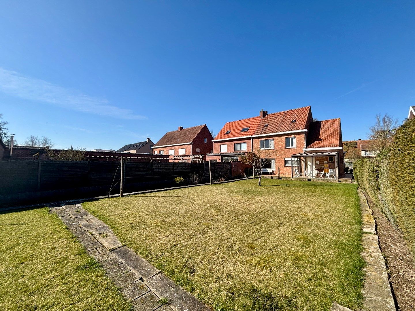 Ruime en kloeke halfopen woning met zonnige tuin. Opp:555m². foto 2