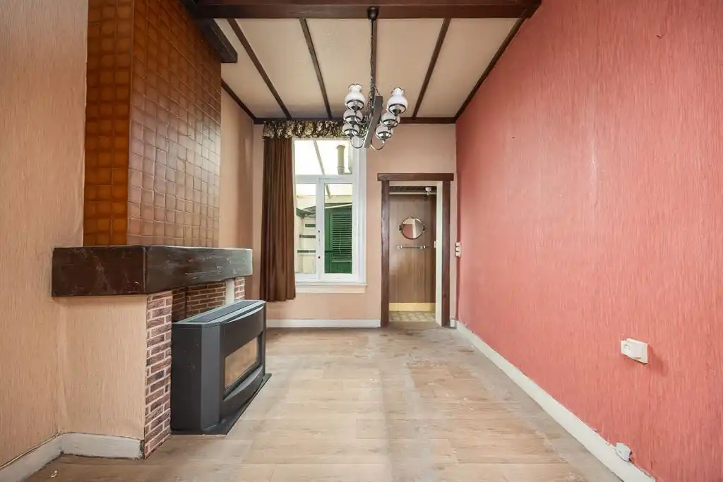 Te renoveren woning met authentieke elementen foto 4