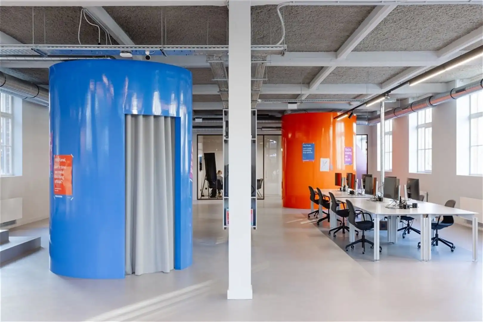 Kantoorgebouw foto {{pictureIndex}}