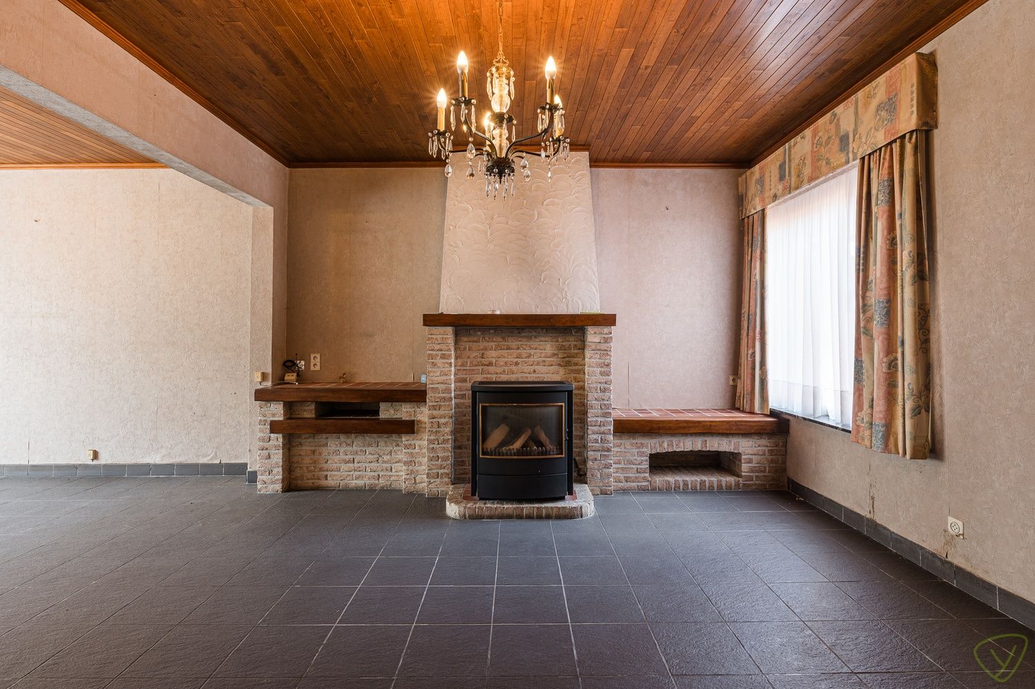 Te renoveren gezinswoning met zonnige tuin op rustige locatie foto 3