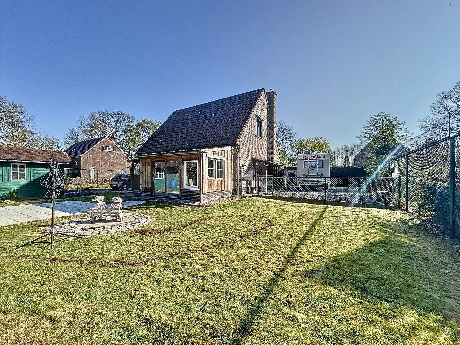 open bebouwing met 2 slaapkamers en garage op perceel van 677m²  foto 4