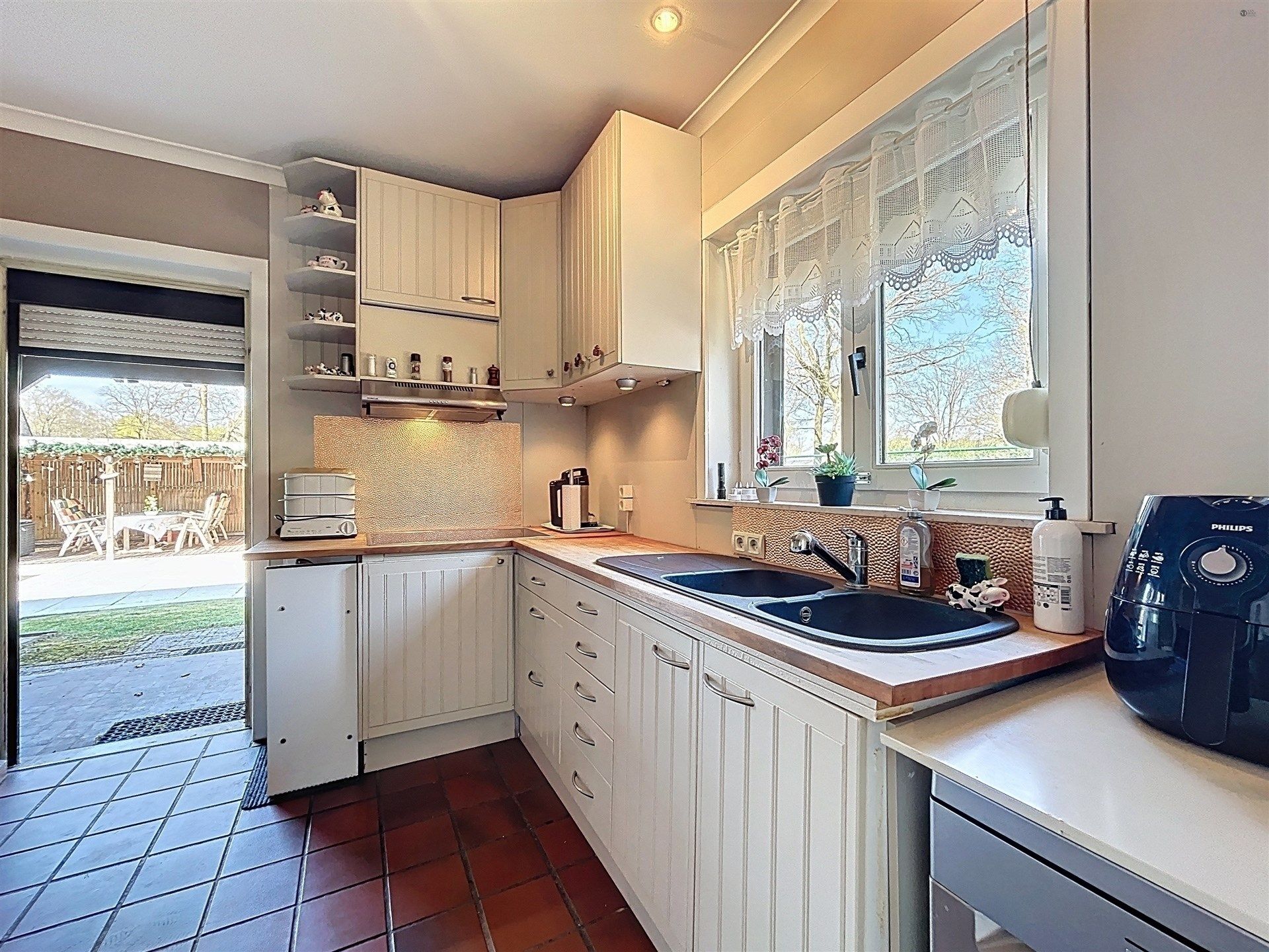open bebouwing met 2 slaapkamers en garage op perceel van 677m²  foto 4