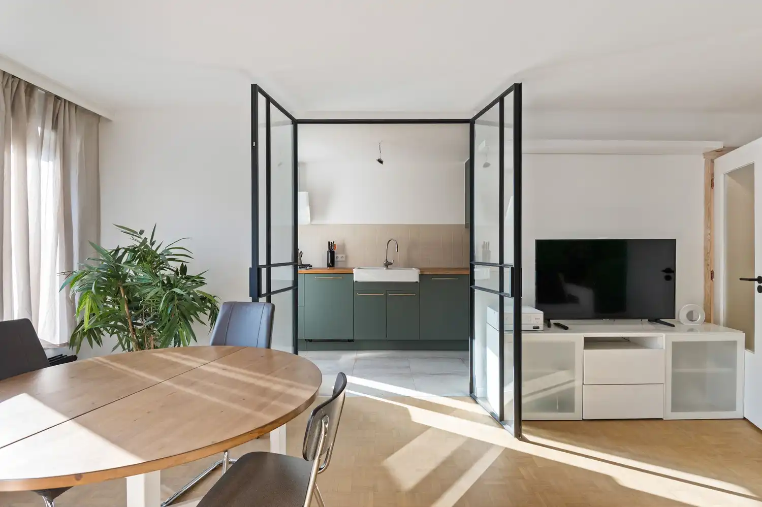 Gerenoveerd appartement met 2 slaapkamers en staanplaatsen te Antwerpen! foto {{pictureIndex}}