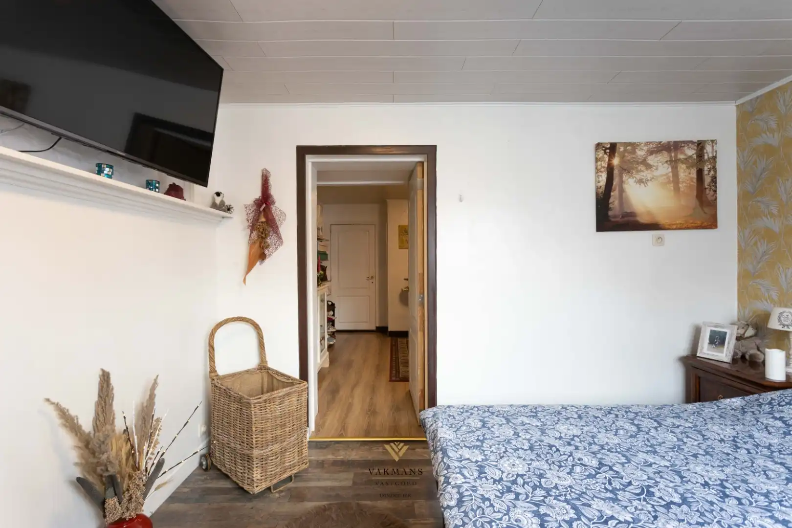 Ruime alleenstaande woning met garage in heuvelachtige omgeving foto 28