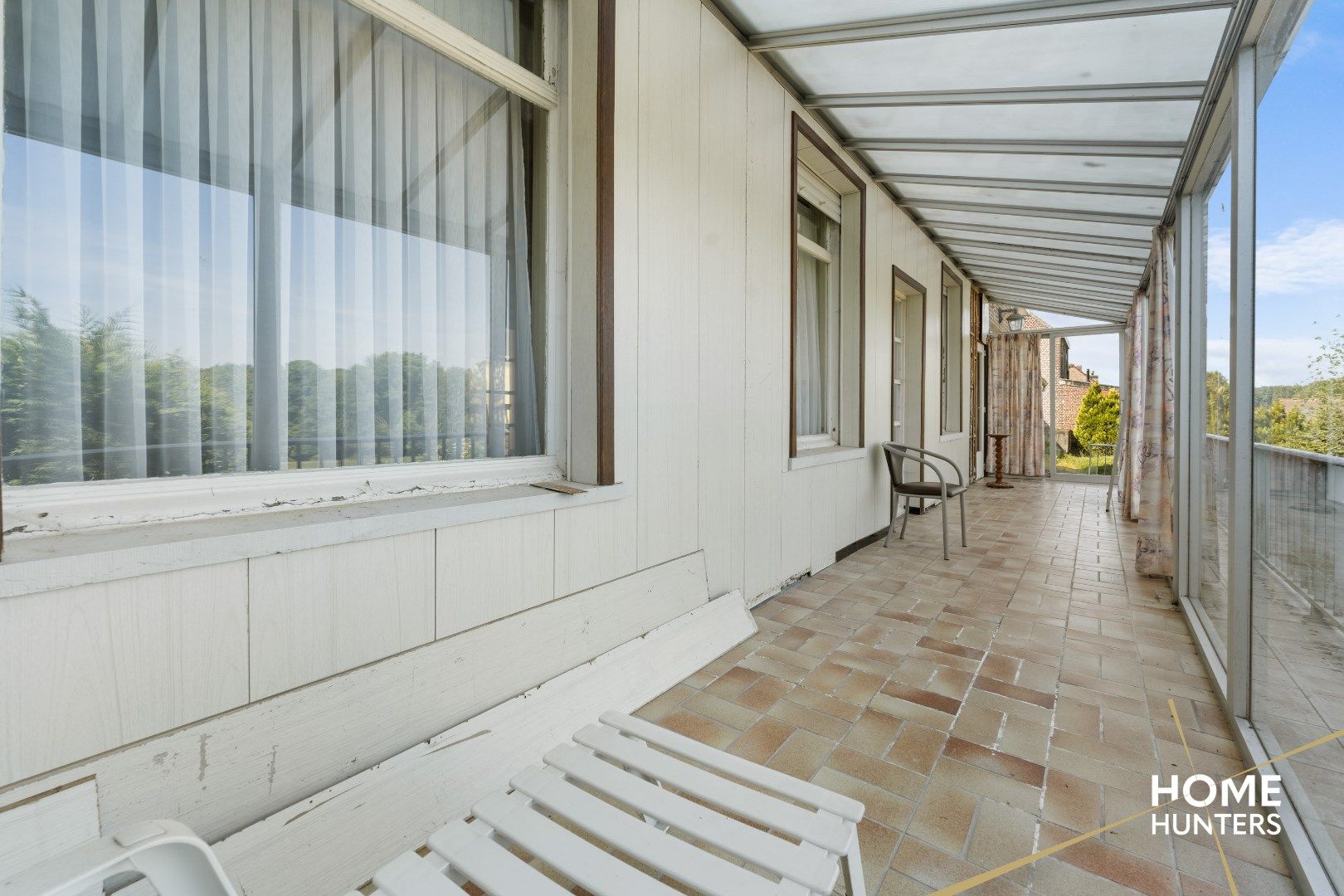 Karaktervolle woning met 6 garages en panoramisch zicht op groen landschap foto 8