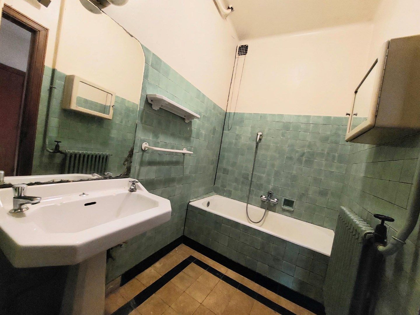 Op te frissen appartement nabij 't Zand foto 4