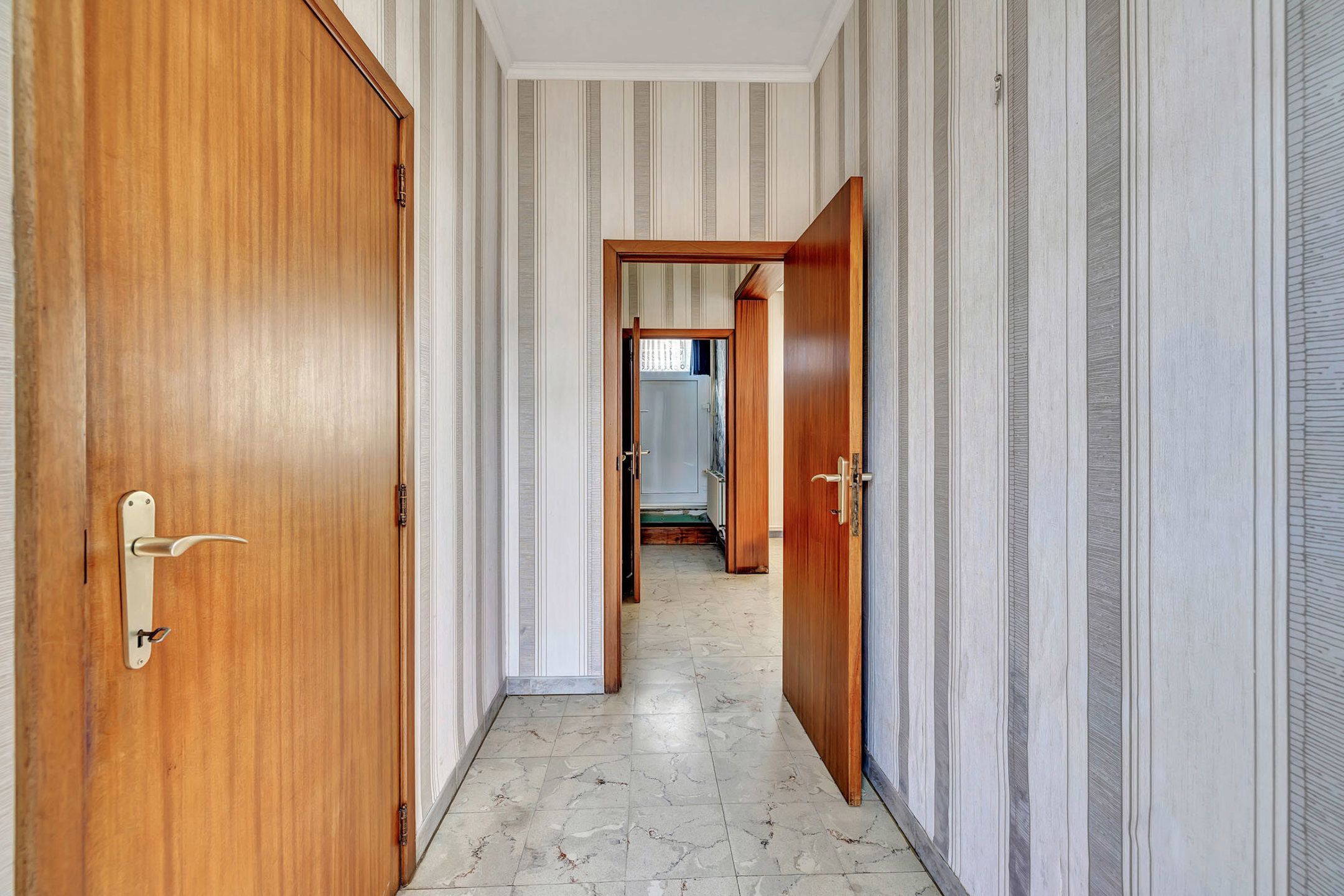 Verder te renoveren woning met garage en tuin te Okegem foto 2