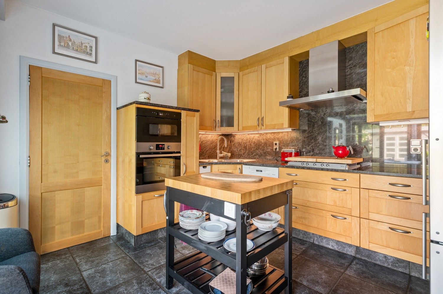 Charmante halfopen woning met 3 slaapkamers met ruime tuin in een doodlopende straat te Burcht! foto 8