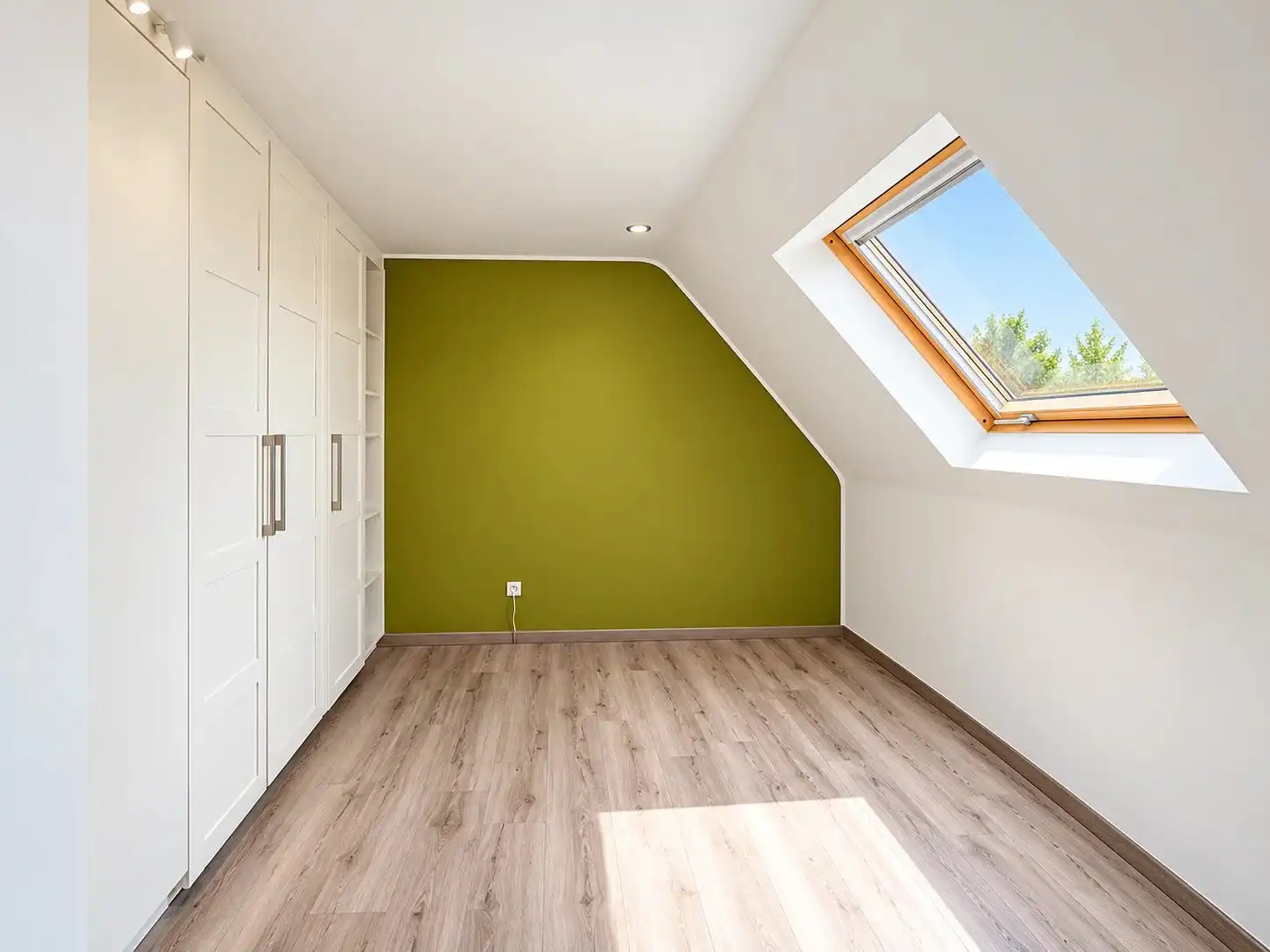 Zeer ruim duplex appartement met mogelijk 4 slaapkamers, ruim terras en garage vlakbij het centrum. foto 24
