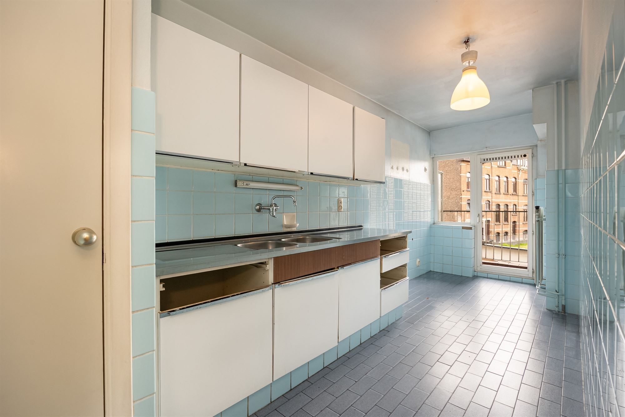 Te renoveren appartement met twee slaapkamers en terras foto 12