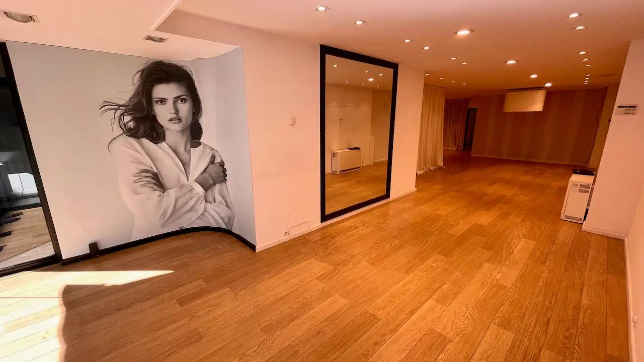 HANDELSPAND MET RUIME KELDER GELEGEN IN DE DRUKSTE WINKELSTRAAT VAN SINT-TRUIDEN foto 3