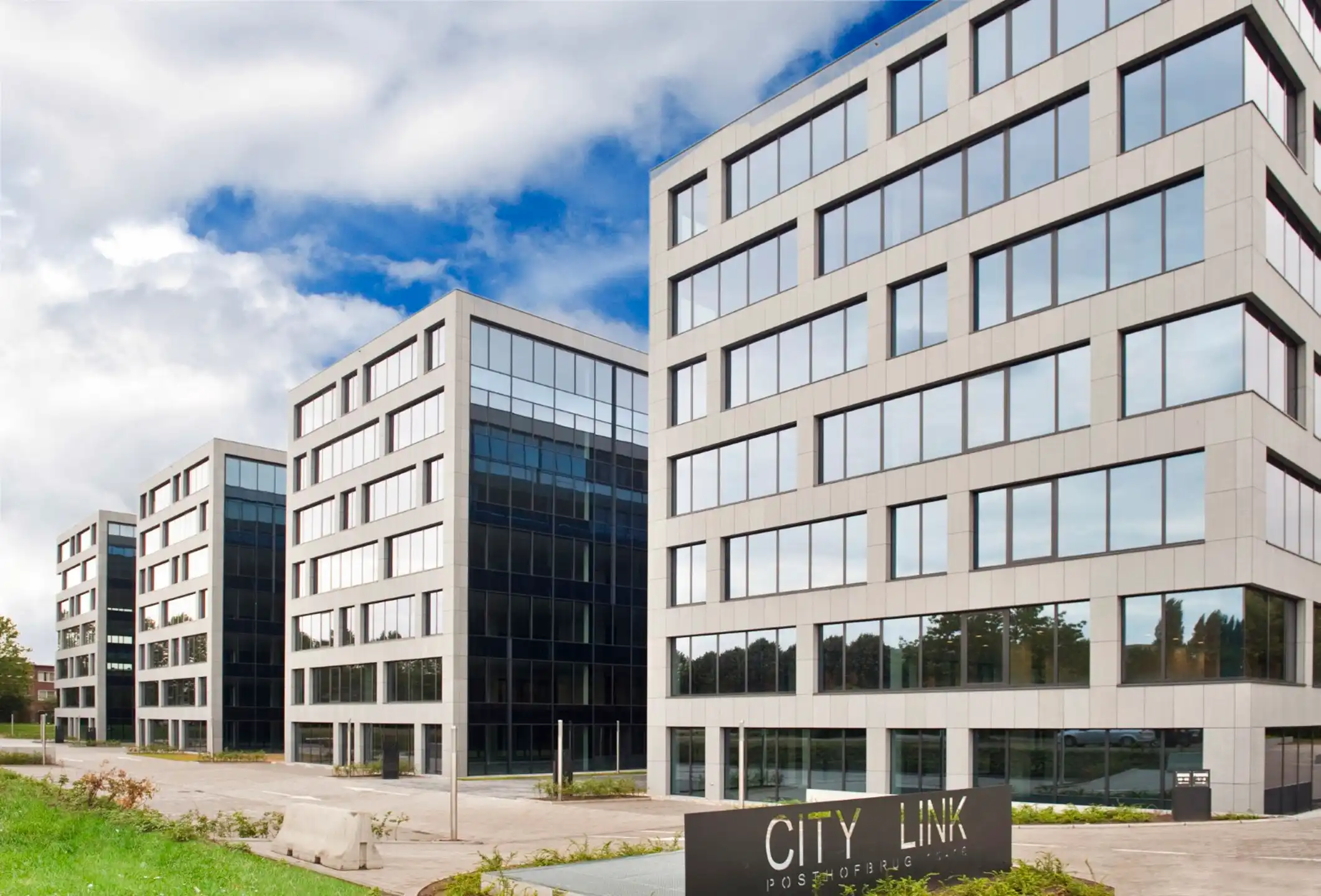 Posthofbrug: Innovatieve kantoren op toplocatie in Berchem foto {{pictureIndex}}