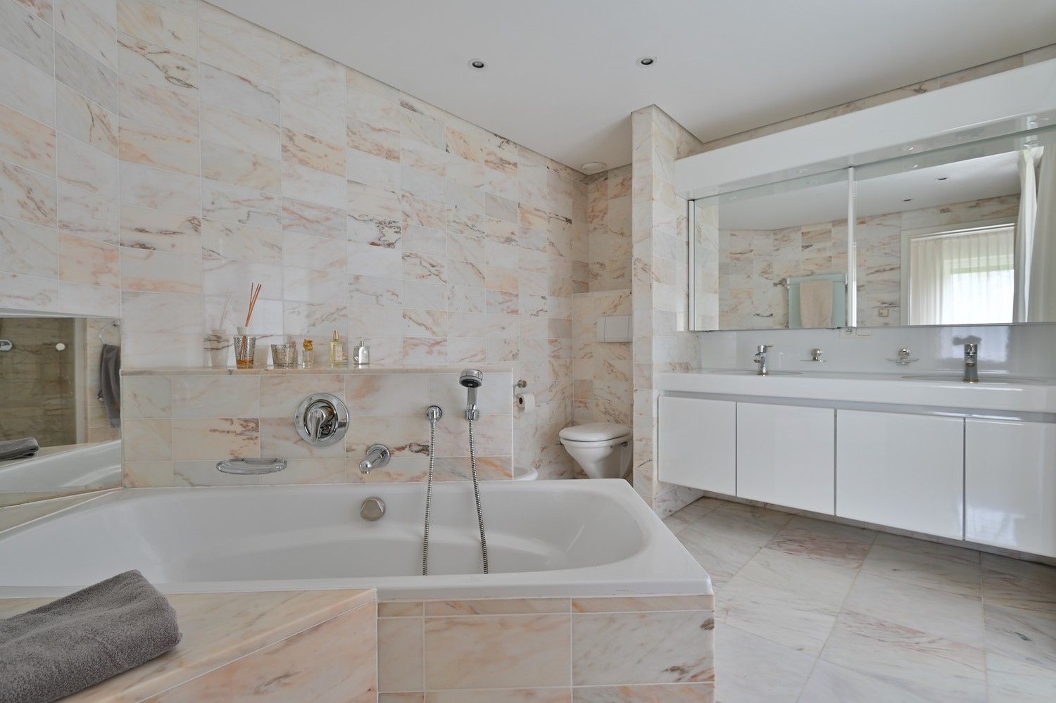 Exclusief, gelijkvloers villa-appartement van 275 m² met 4 slaapkamers, op unieke locatie in Parkdomein Petersheim, nabij het centrum van Lanaken foto 17