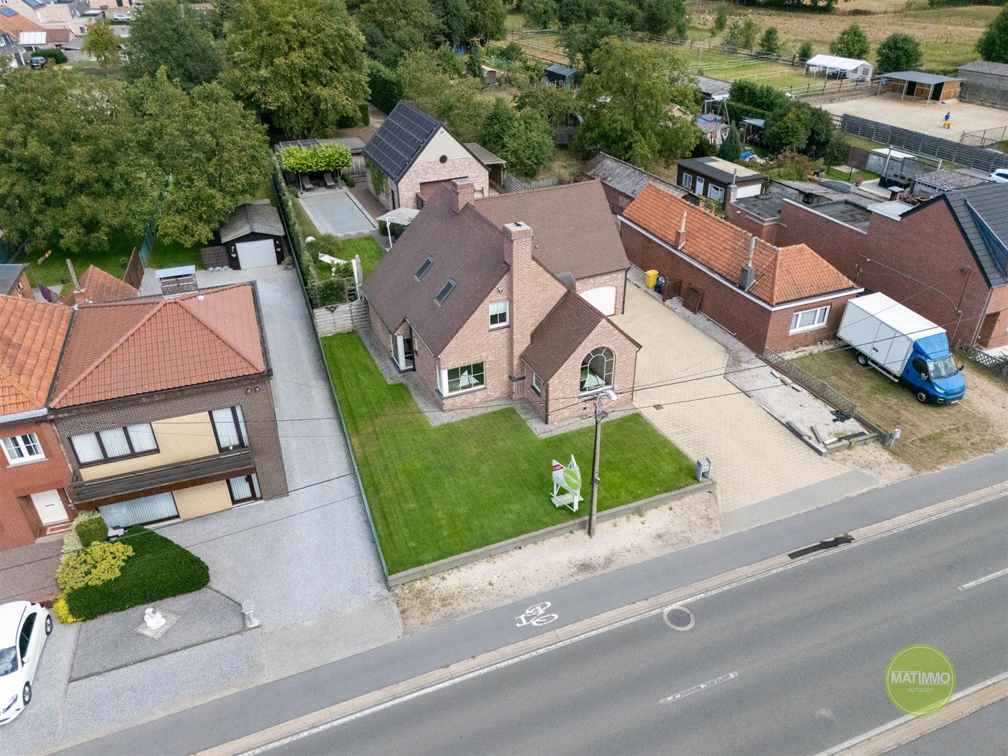 Instapklare gezinswoning met magazijn, zwembad en poolhouse  foto 42