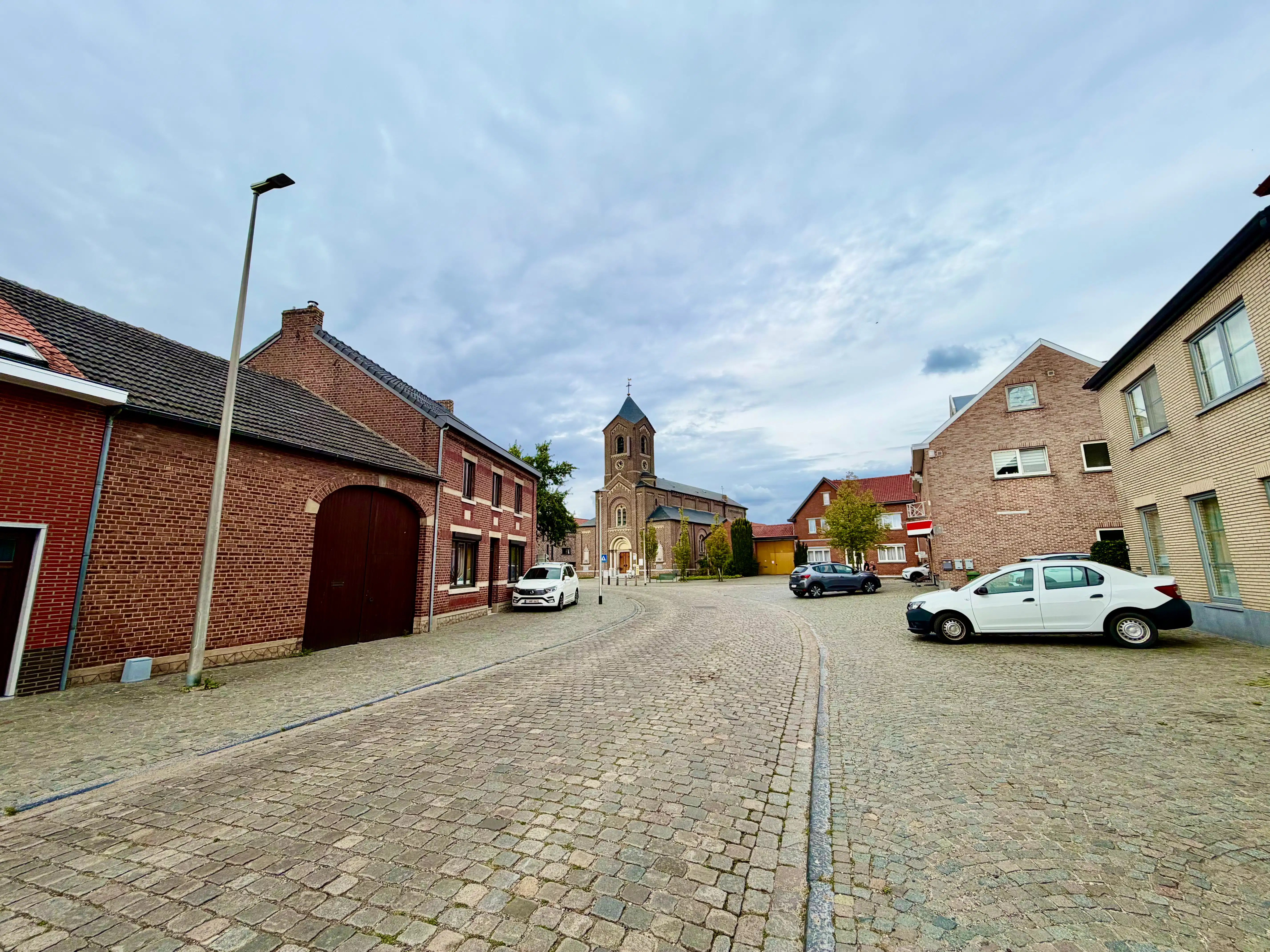 Hasselt, Dorpsplein 9 en 9A: ruime eigendom bestaande uit 2 woongelegenheden op een perceel van ±10 are. foto 6