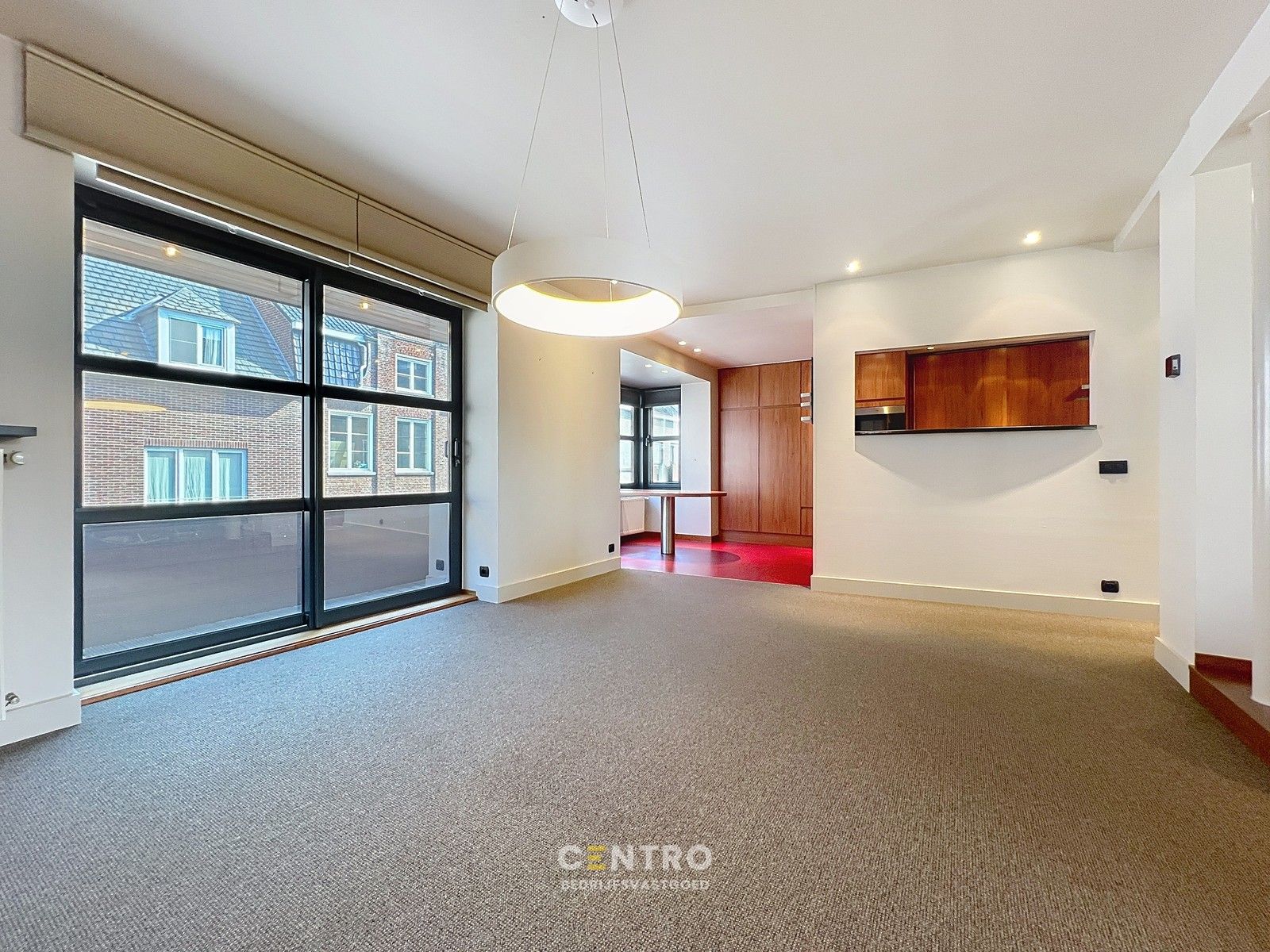 Veelzijdig pand bestaande uit RUIME woning met kantoor/praktijk/winkelruimte (267m²) + VERHUURD handelsgelijkvloers (238m²) op COMMERCIËLE ligging te Tielt! foto 9