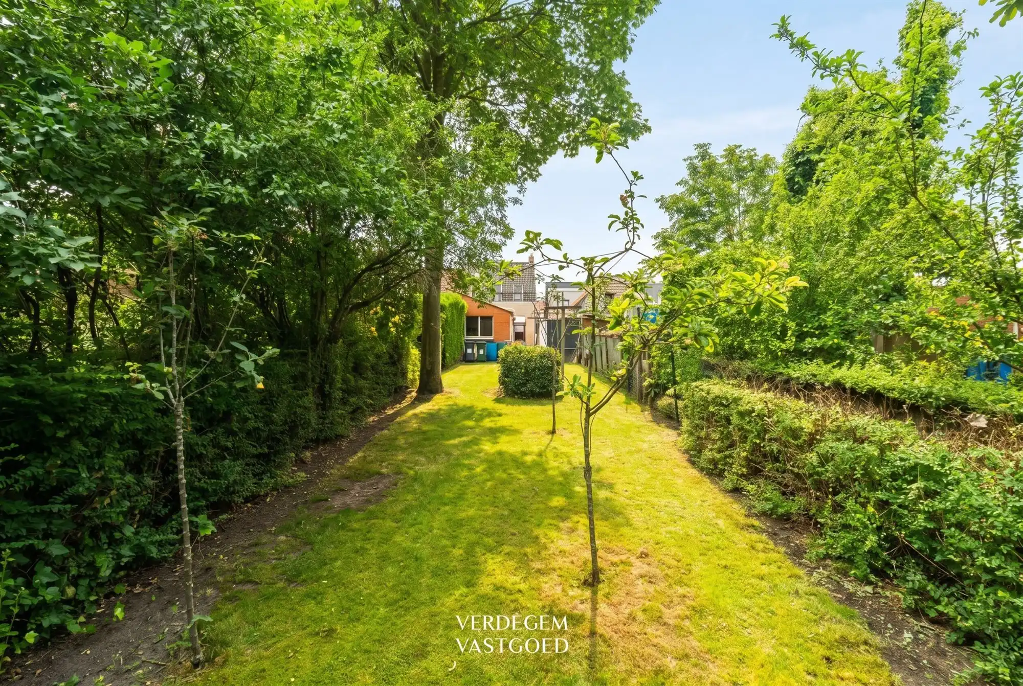 Charmant en centraal wonen, 3 slaapkamers, oprit en fijne tuin foto 3
