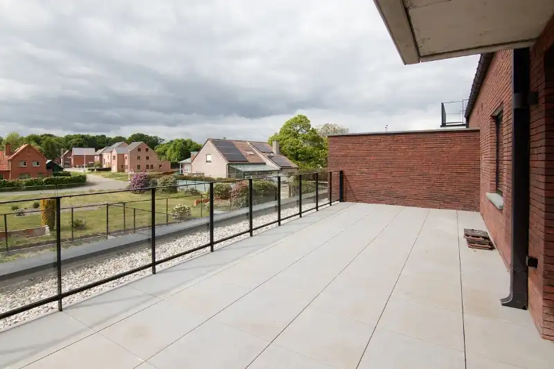 Ruim nieuwbouwappartement met 2 slaapkamers en riant terras op een goed bereikbare locatie! foto 5