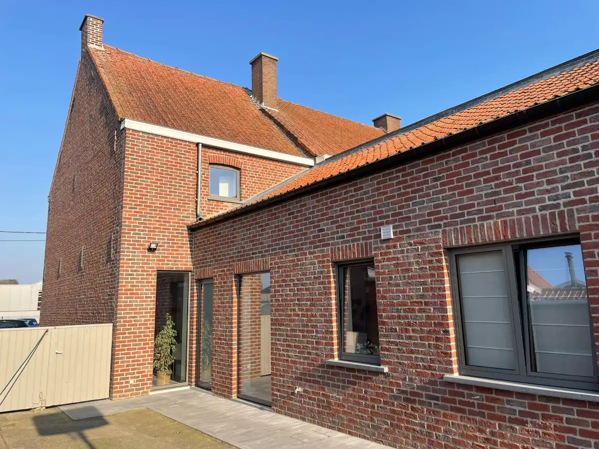 Twee slaapkamer gezinswoning (type halfopen) met ruim terras foto 3