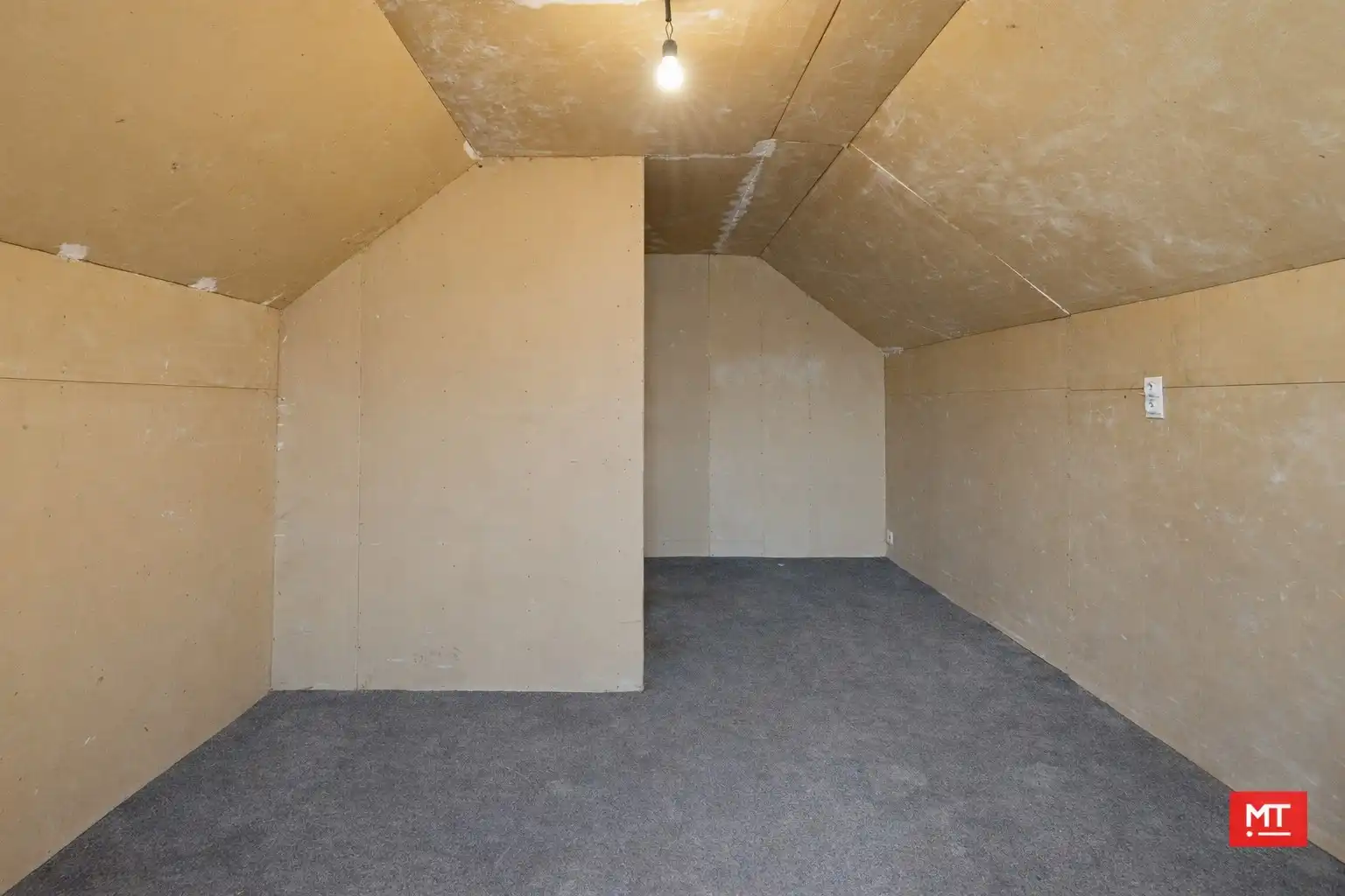 Ruime alleenstaande woning te koop op een rustige locatie te Beselare foto 11