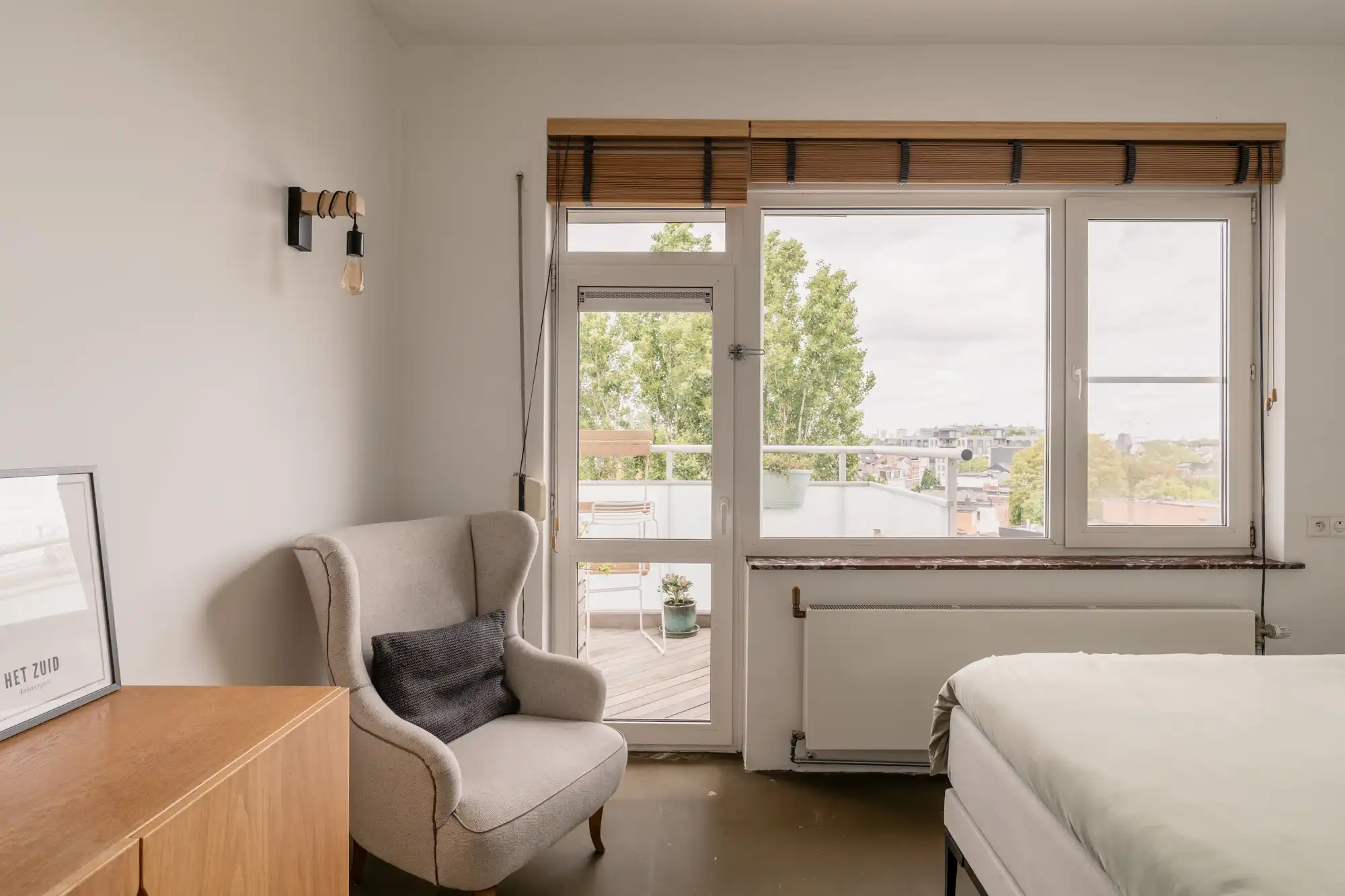 Een architecturaal penthouse met zicht op groene kruinen en het Koninklijk Museum van Schone Kunsten foto 16