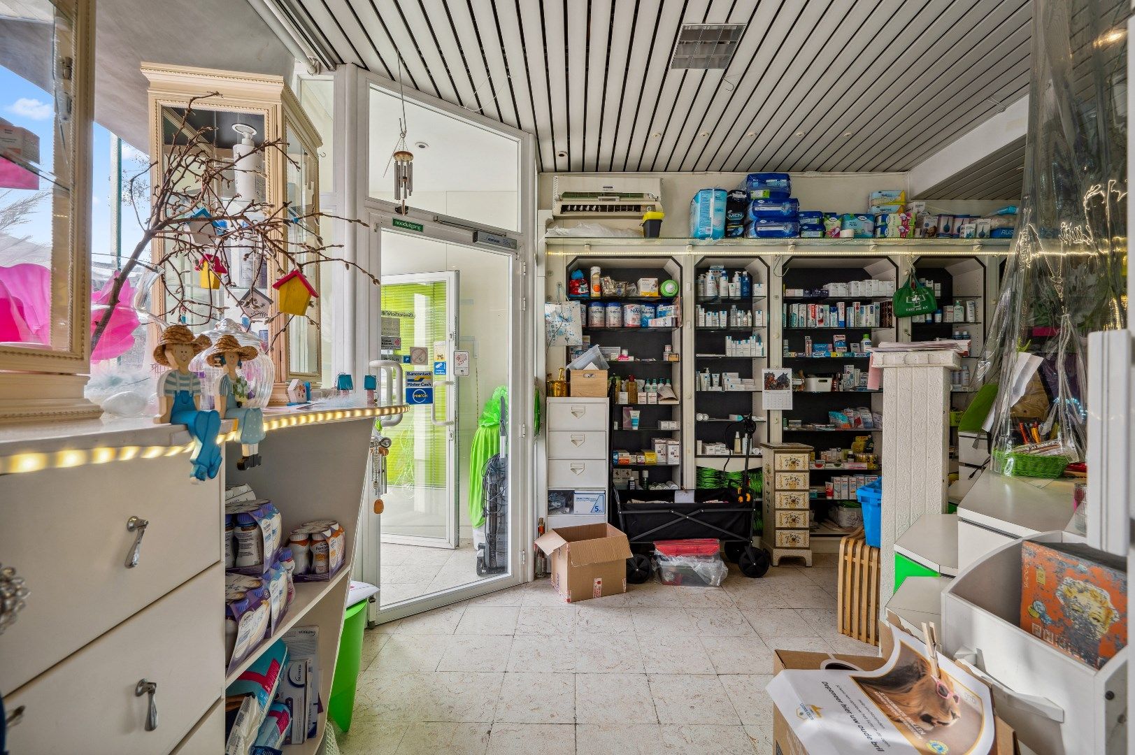Twee goed gelegen handelspanden, waarvan één met woonst foto 8