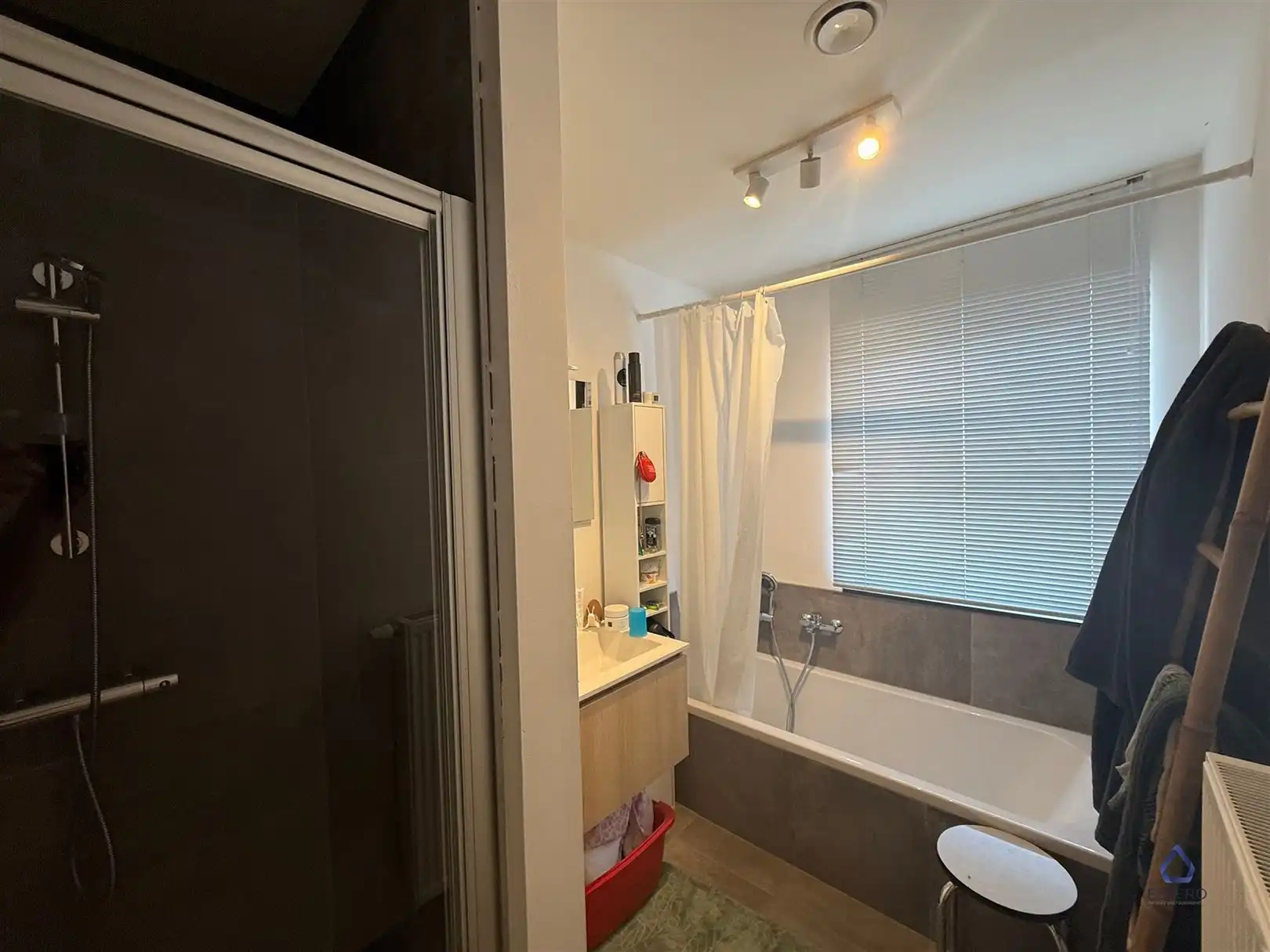 Recente halfopen woning met 3 slaapkamers en tuin foto 20