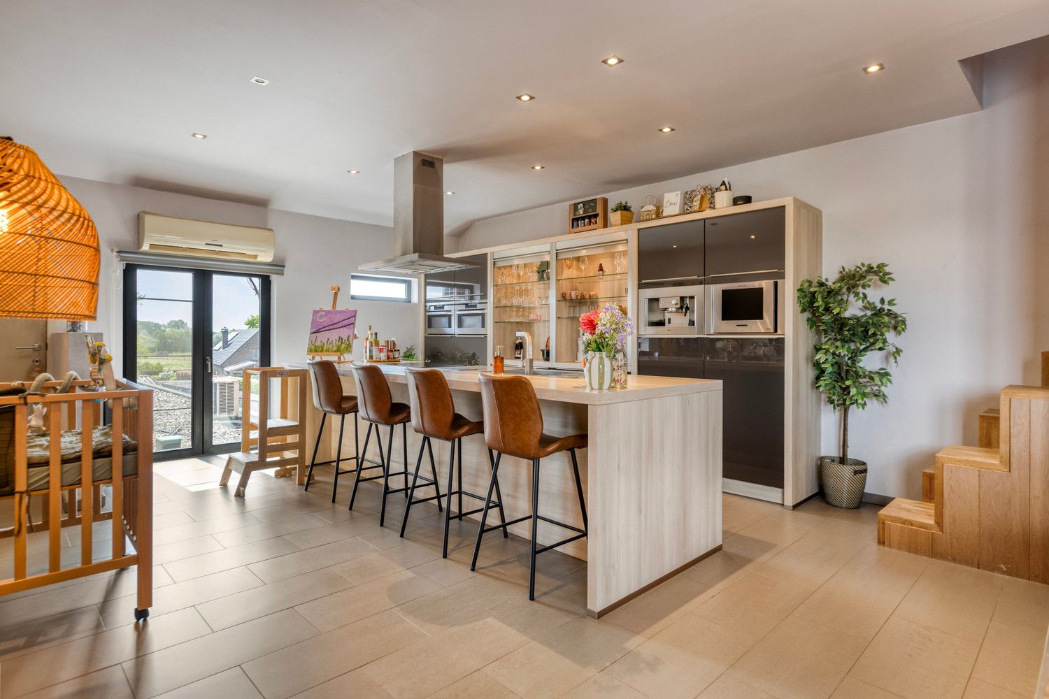 ZEER RUIM EN INSTAPKLAAR DUPLEX APPARTEMENT MET 3 SLPKS! foto 3
