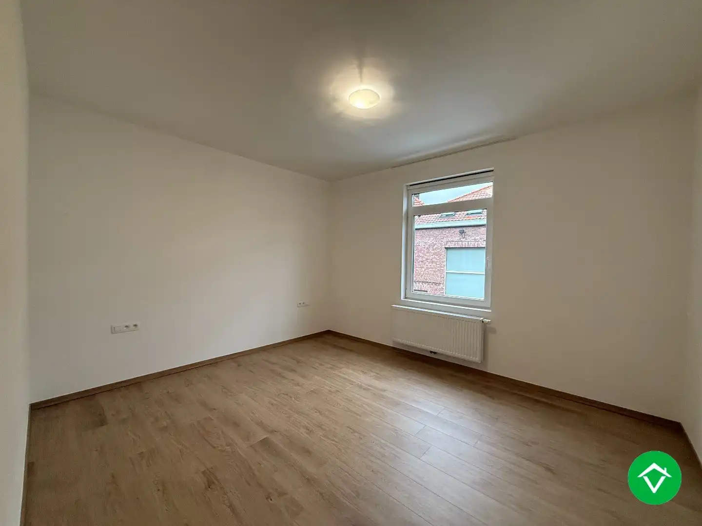 Volledig gerenoveerde rijwoning met 3 slaapkamers en terrastuin in centrum Roeselare foto 10