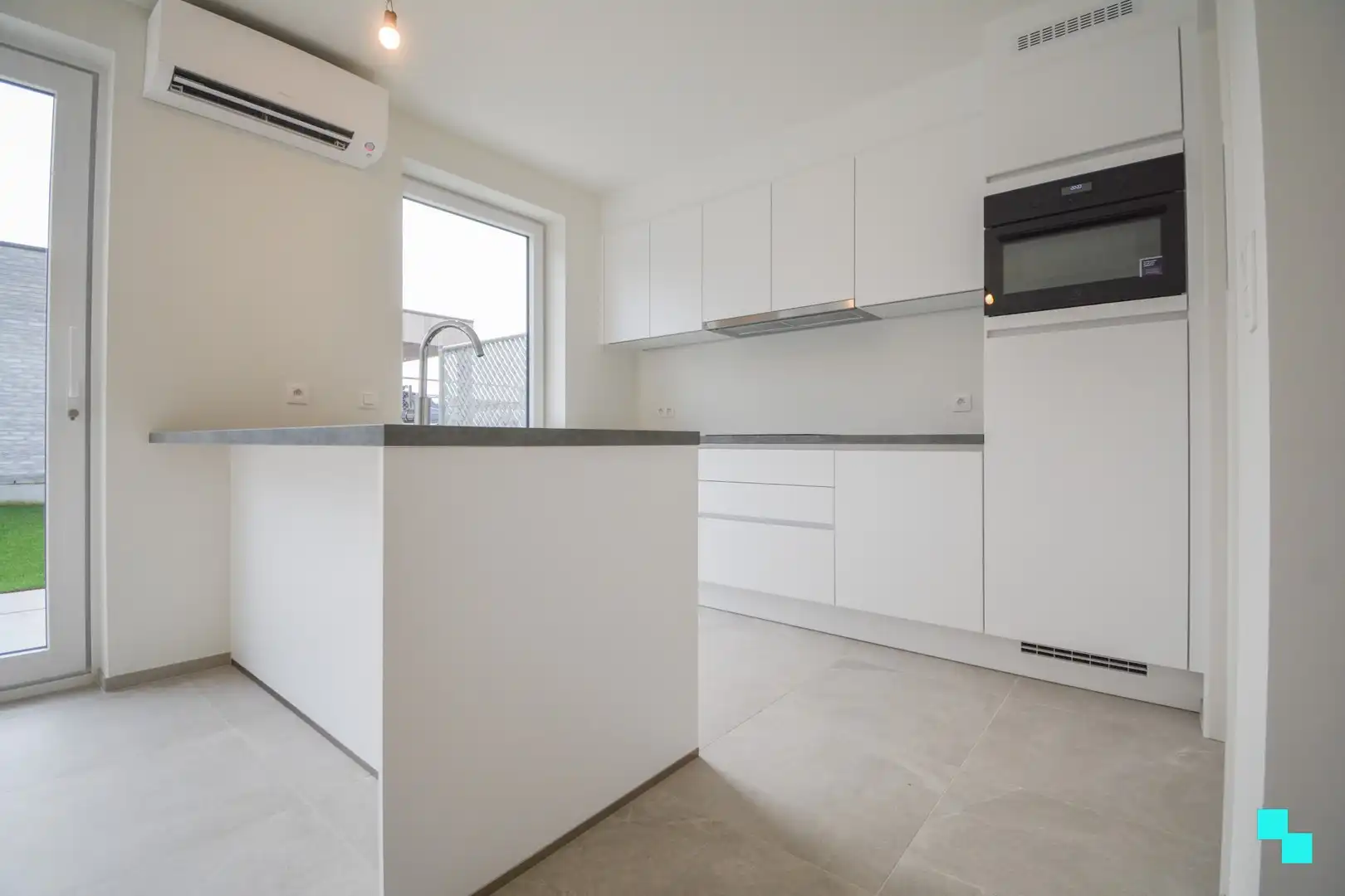 Volledig afgewerkte nieuwbouwwoning met carport te Sleihage foto 6