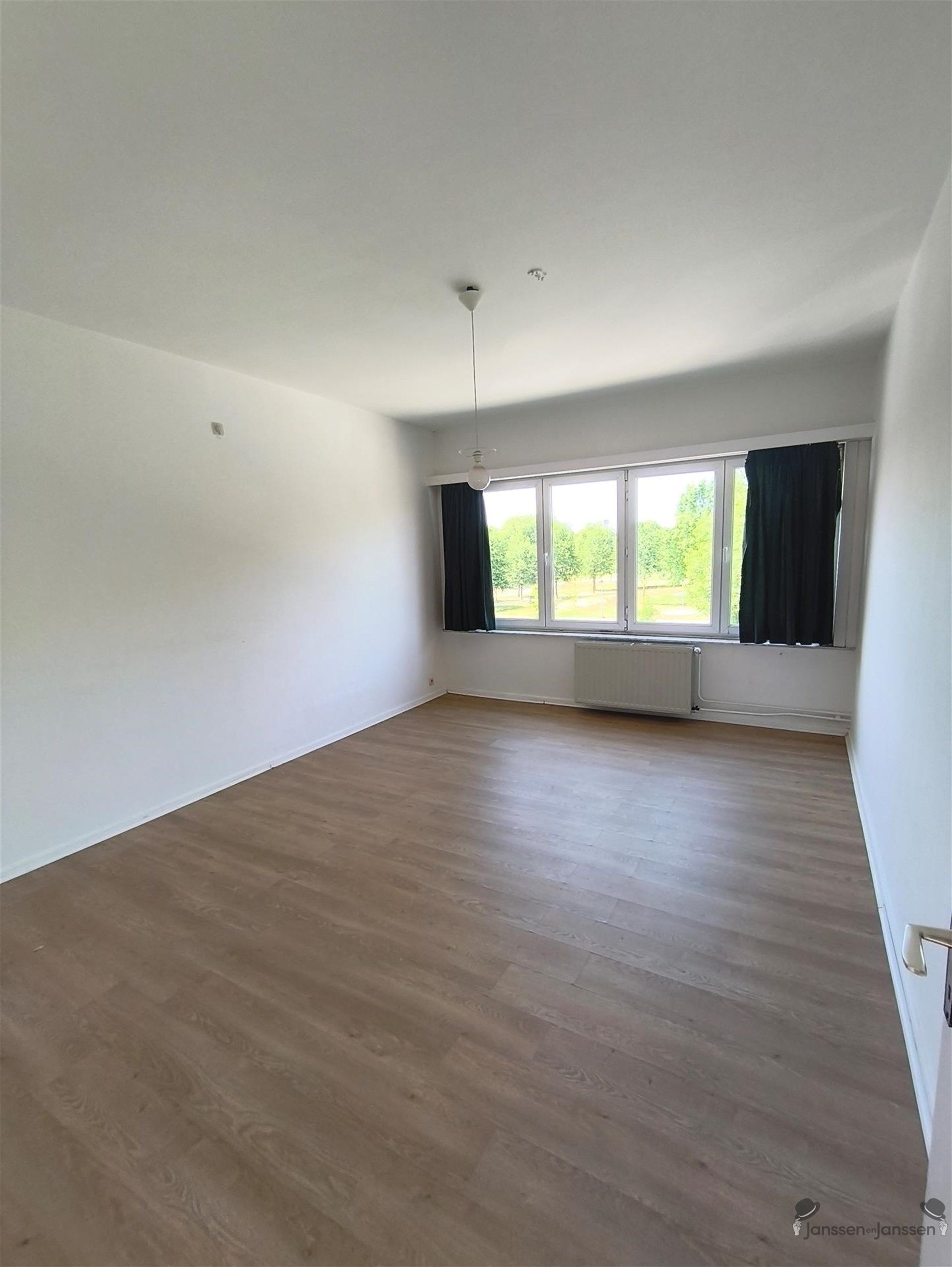 Handelspand met werkplaats & duplex appt foto 11