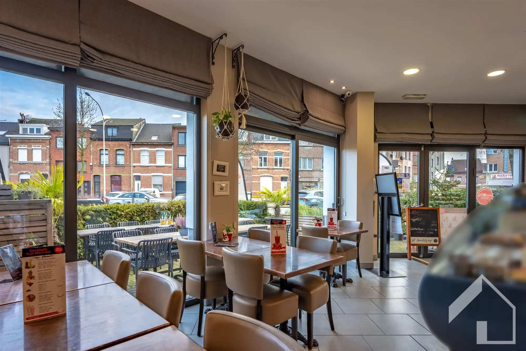 Gelijkvloers handelspand met 2 appartementen foto 4