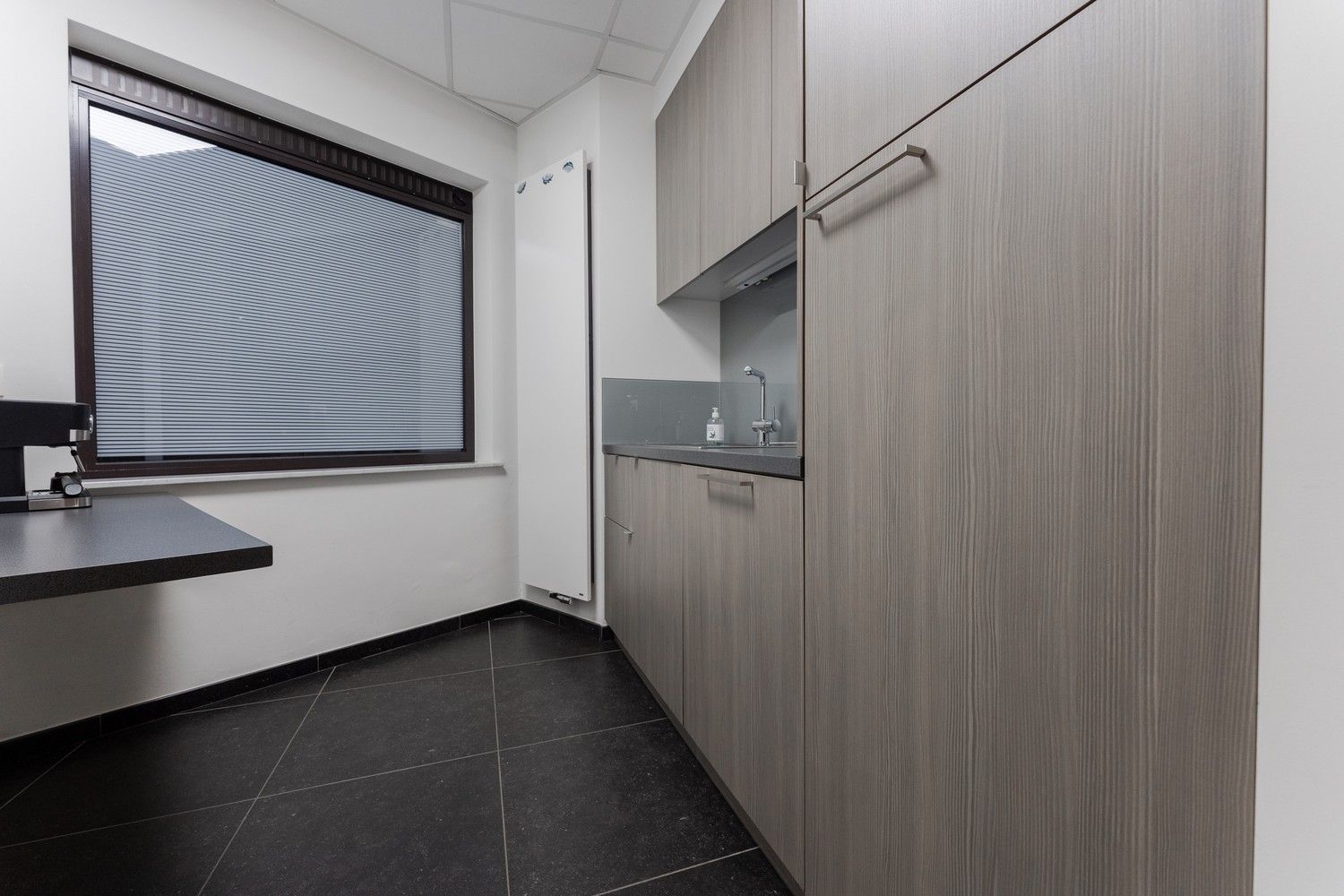 Mooi gerenoveerd handelspand pal in het centrum van Pelt met 7 parkeerplaatsen foto 24