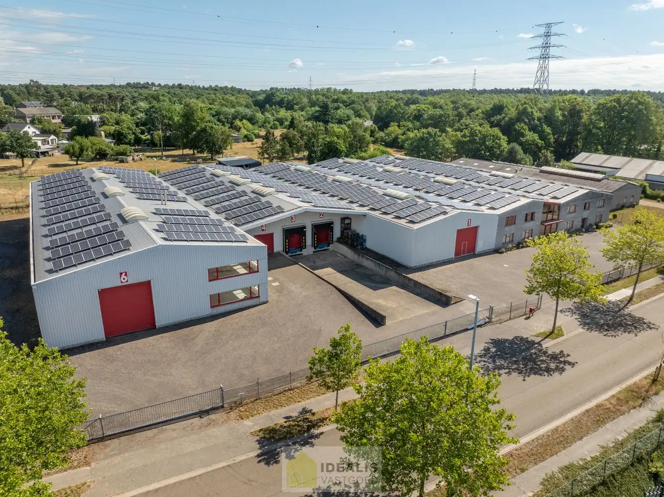 IDEALIS VASTGOED – Industrieel bedrijfsgebouw van maar liefst +-5000m² bruikbare oppervlakte, bestaande uit bedrijfshallen, kantoor- en vergaderruimtes en een appartement met een centrale ligging op industrieterrein Genk Zuid op een perceel van 10.326m² (1,03 hectare). foto {{pictureIndex}}