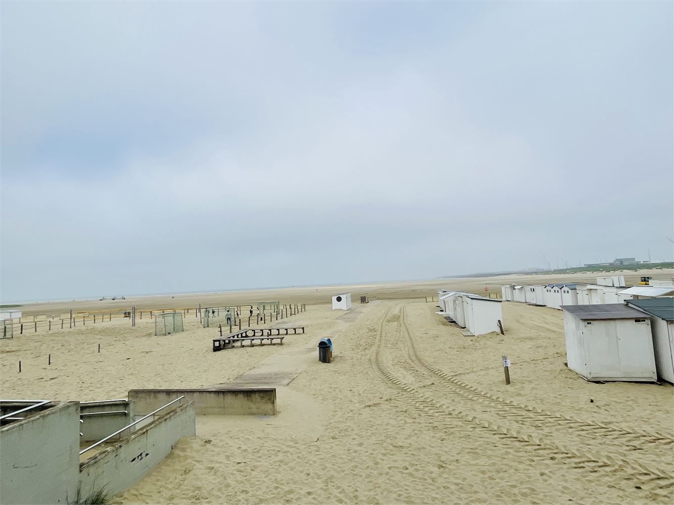 Toplocatie  Zeebrugge, op 50 meter van het STRAND,  Totaal vernieuwde ruime PENTHOUSE 132m² met TERRAS 36m² op het zuiden, 4 slaapkamers,2 badkamers, 4 jaar geleden gerenoveerd.  Gans de dag zon, van zonsopgang tot zonsondergang. foto 5