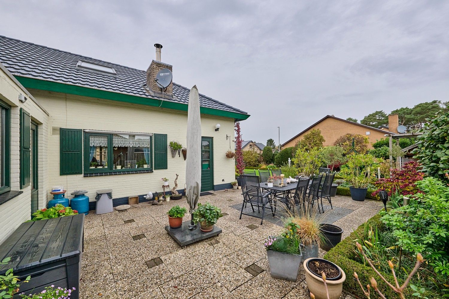 Gezellige en goed onderhouden bungalow met praktische bovenverdieping op fraai aangelegd perceel foto 19