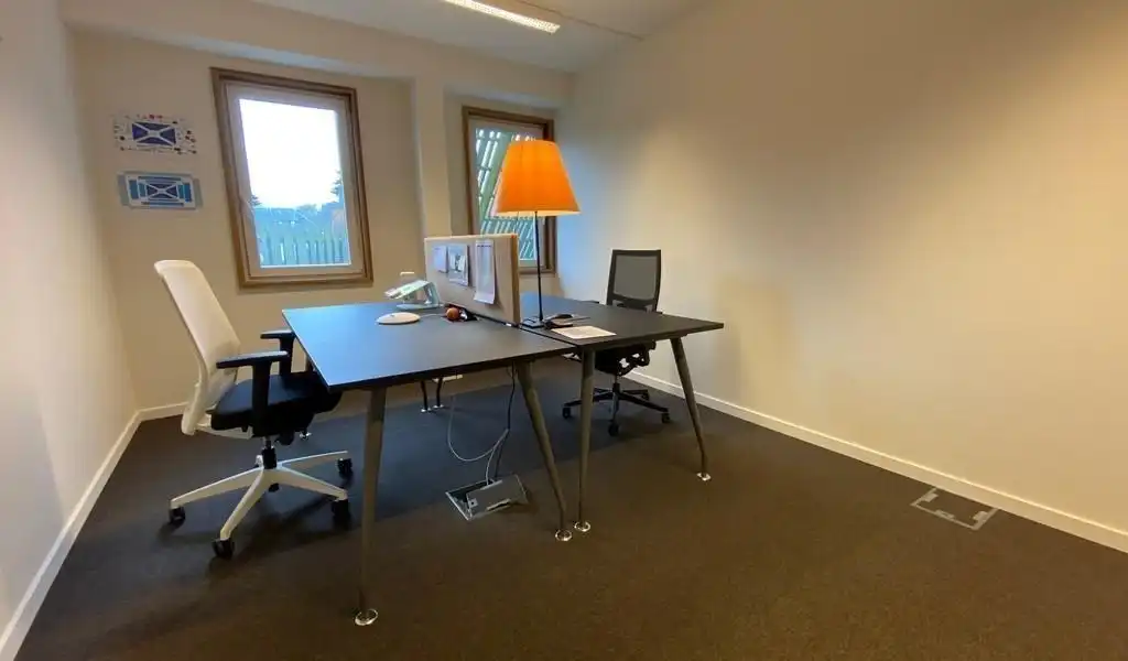 Instapklaar kantoor met terras te huur aan afrit E40 in Sint-Denijs-Westrem  foto 4